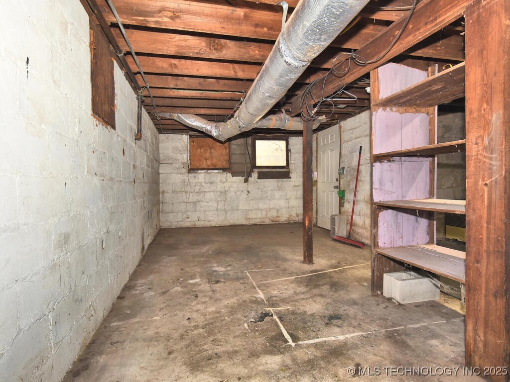 730 S Phoenix Avenue Property Photo 27