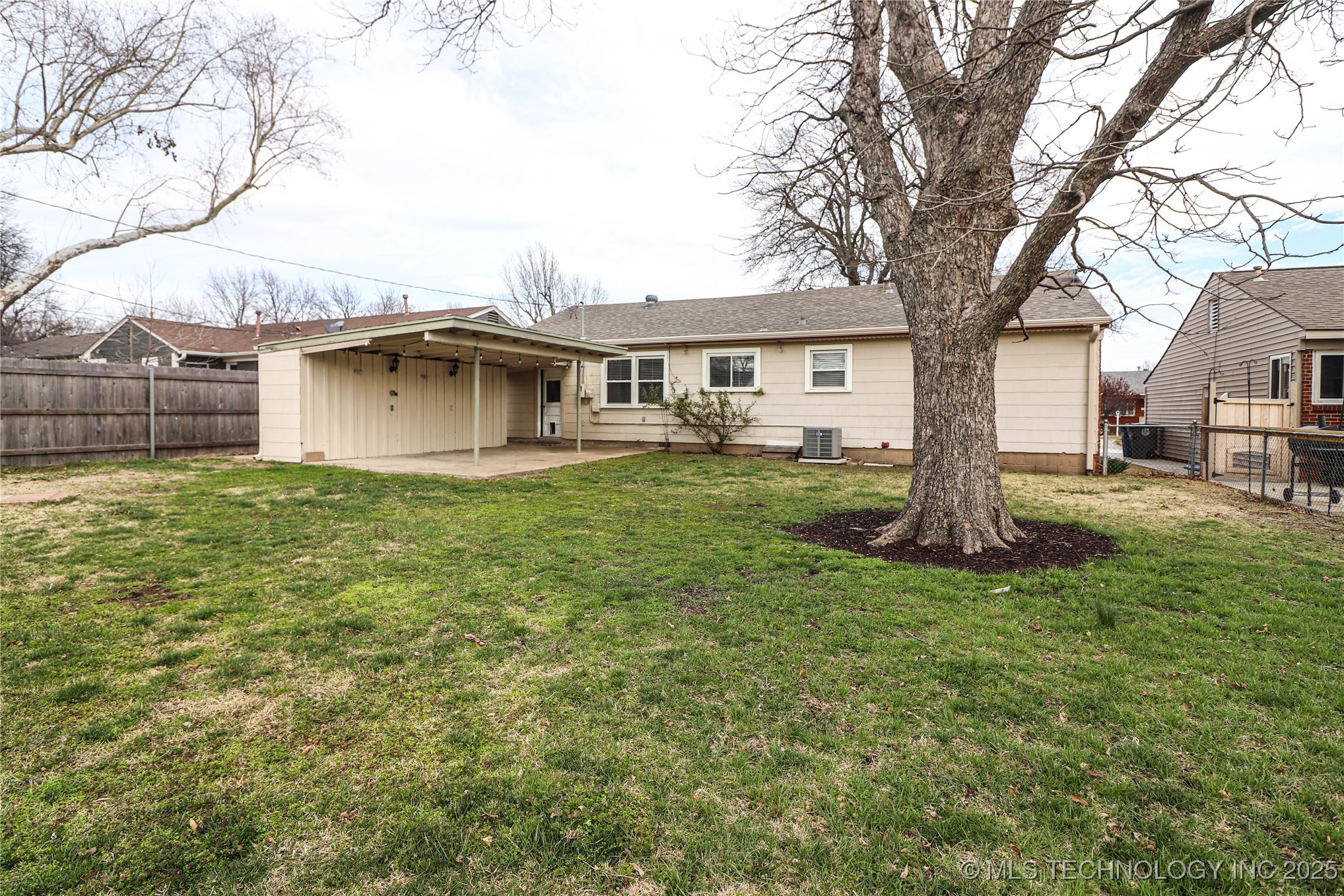 2634 S Urbana Avenue Property Photo 6