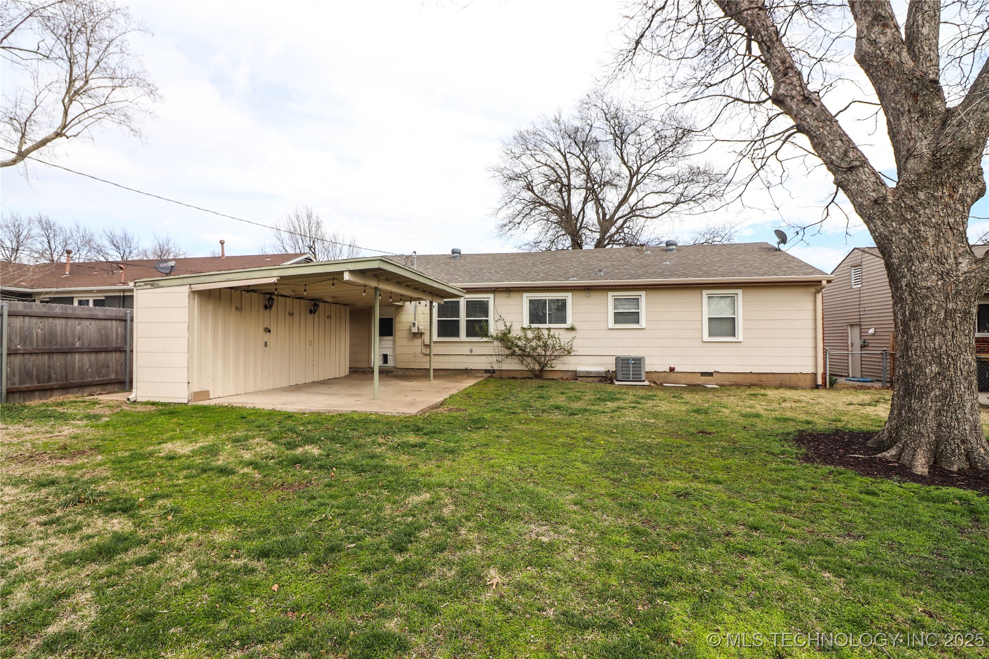 2634 S Urbana Avenue Property Photo 8