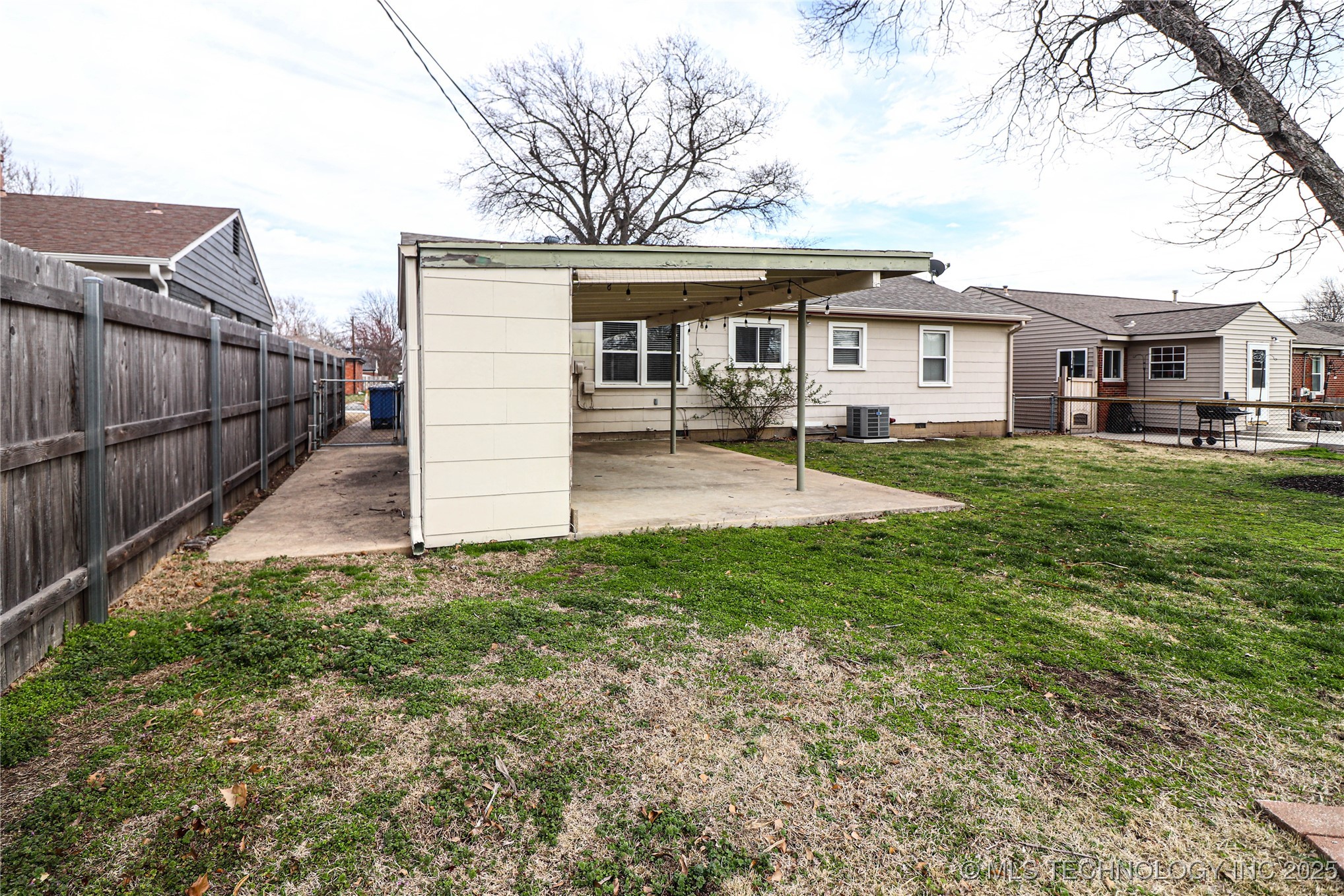 2634 S Urbana Avenue Property Photo 9