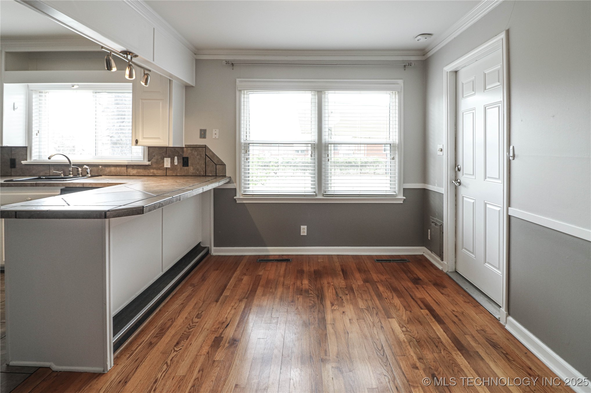 2634 S Urbana Avenue Property Photo 14