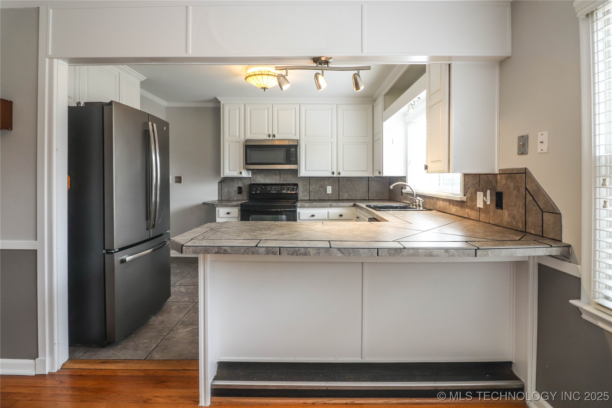 2634 S Urbana Avenue Property Photo 16