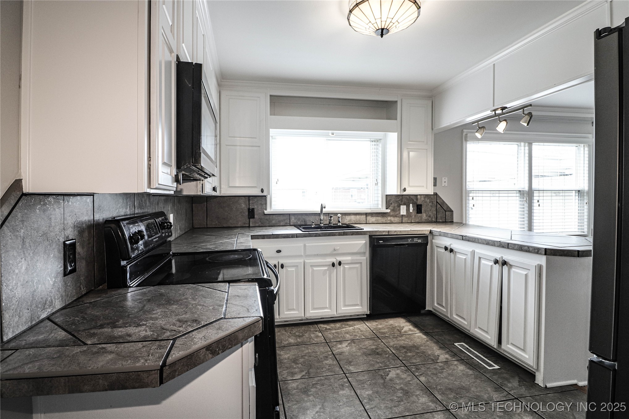 2634 S Urbana Avenue Property Photo 17