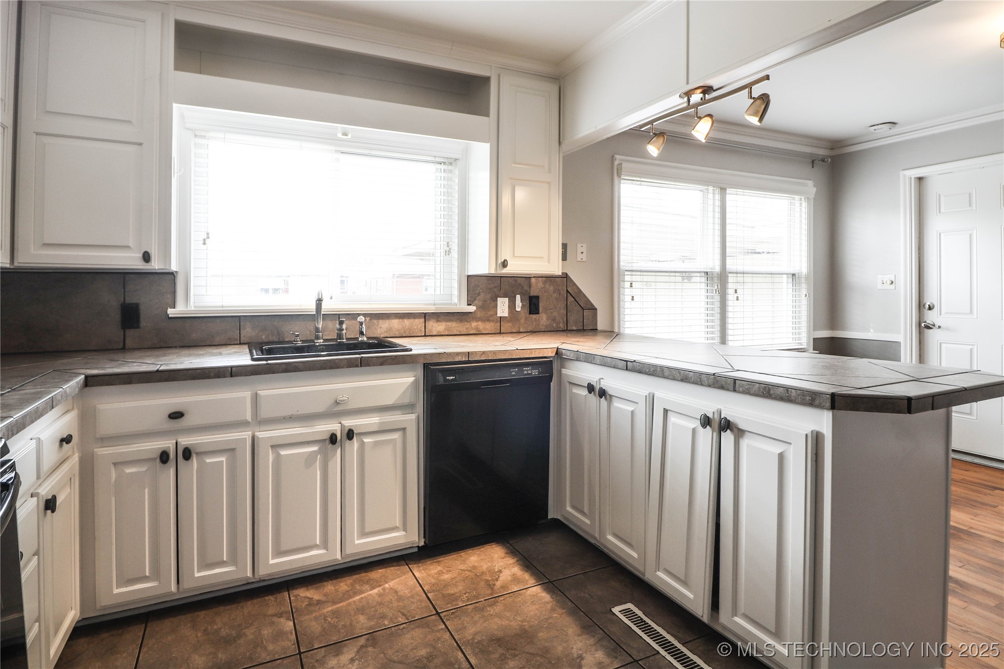 2634 S Urbana Avenue Property Photo 18