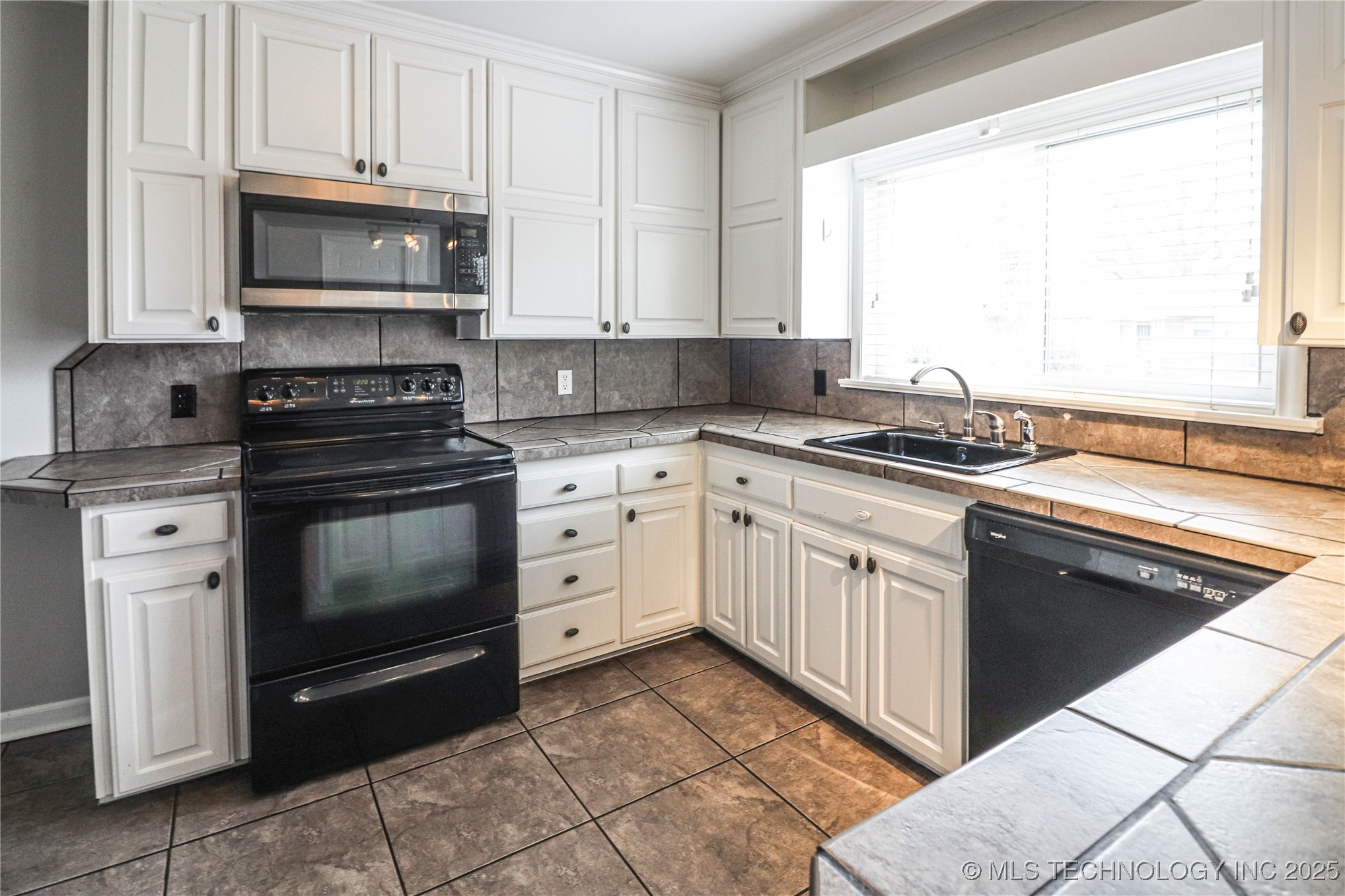 2634 S Urbana Avenue Property Photo 21