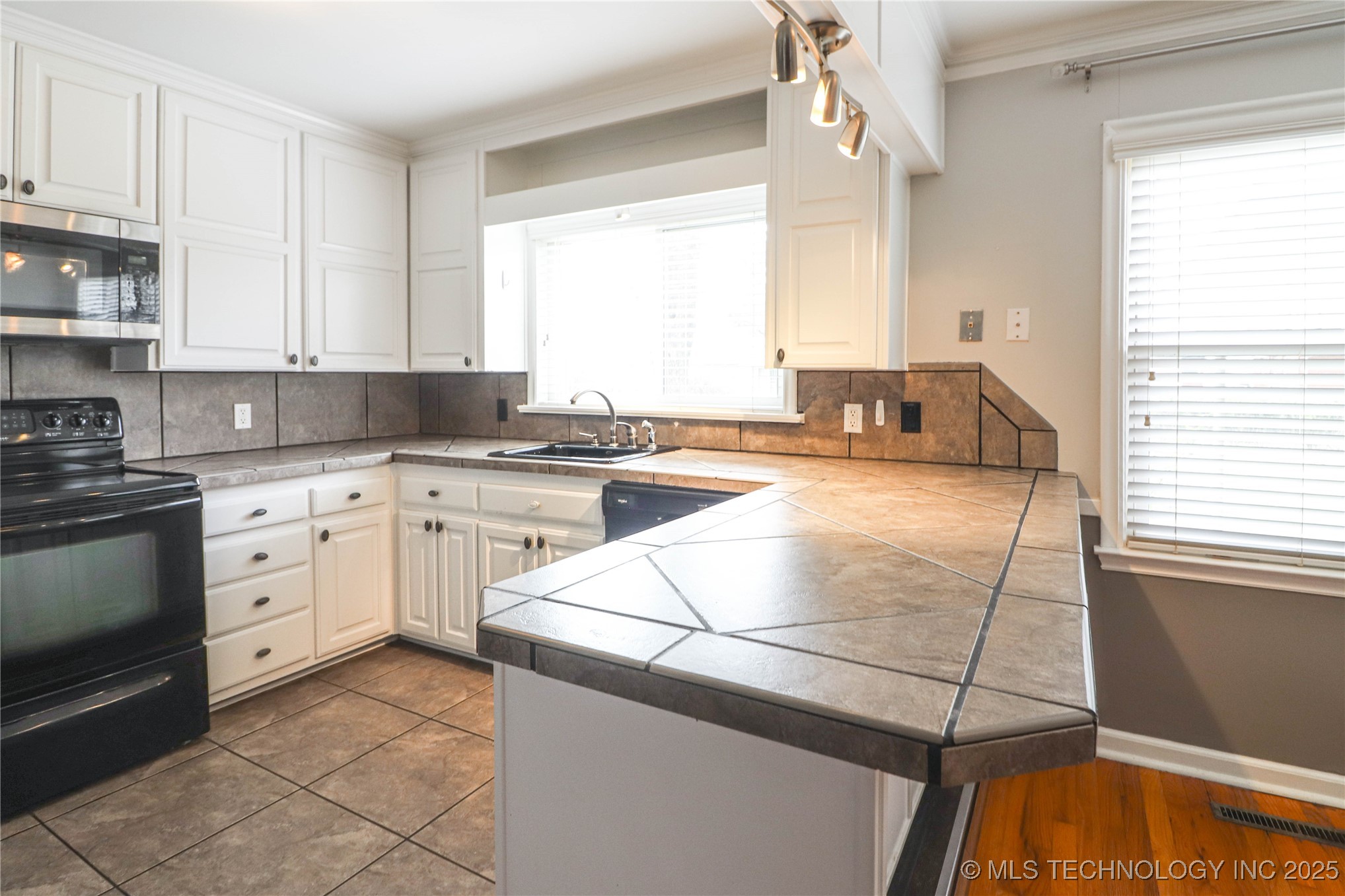 2634 S Urbana Avenue Property Photo 22