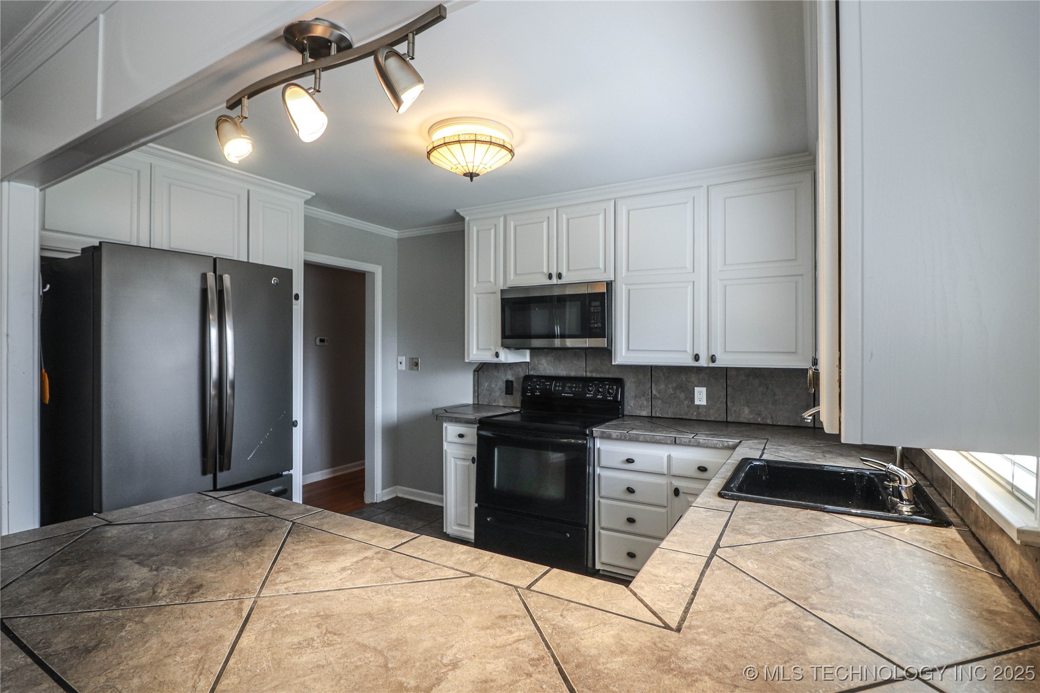 2634 S Urbana Avenue Property Photo 23