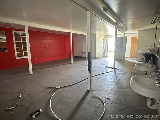 401 E 5th Street Property Photo 9