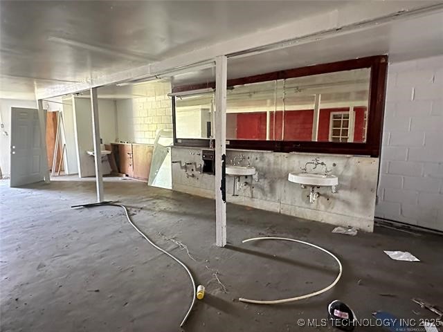 401 E 5th Street Property Photo 10