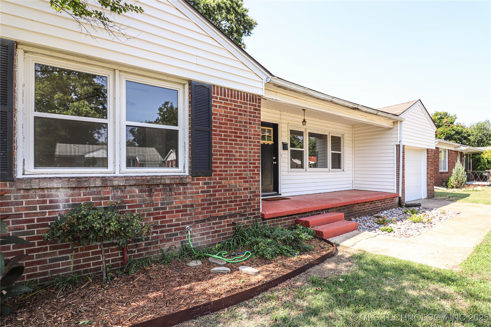 2642 S Oswego Place Property Photo 3