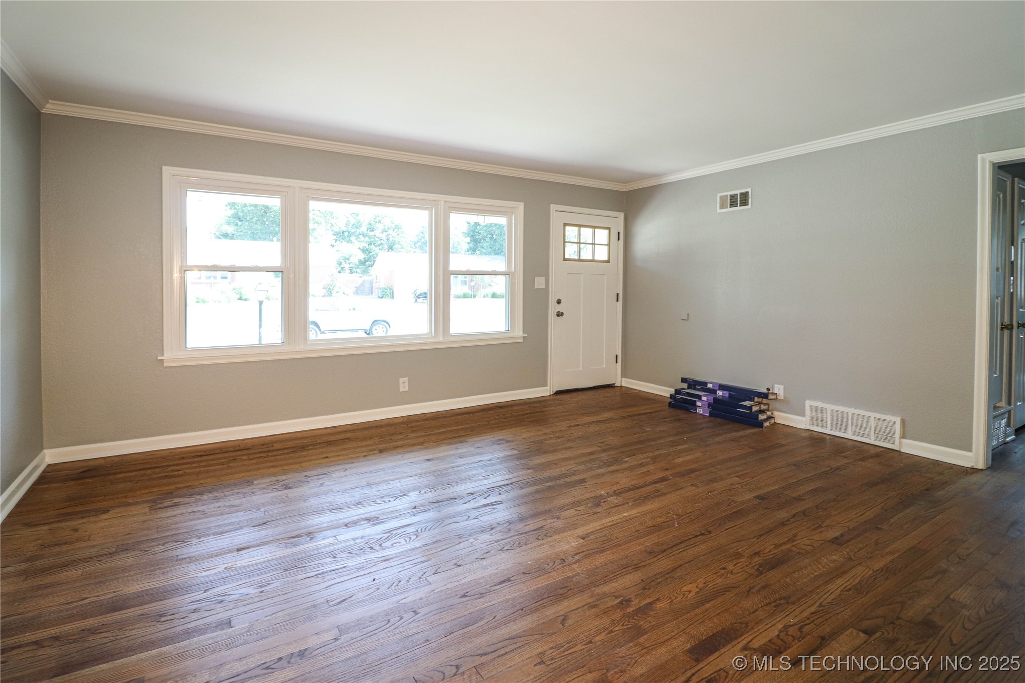 2642 S Oswego Place Property Photo 5