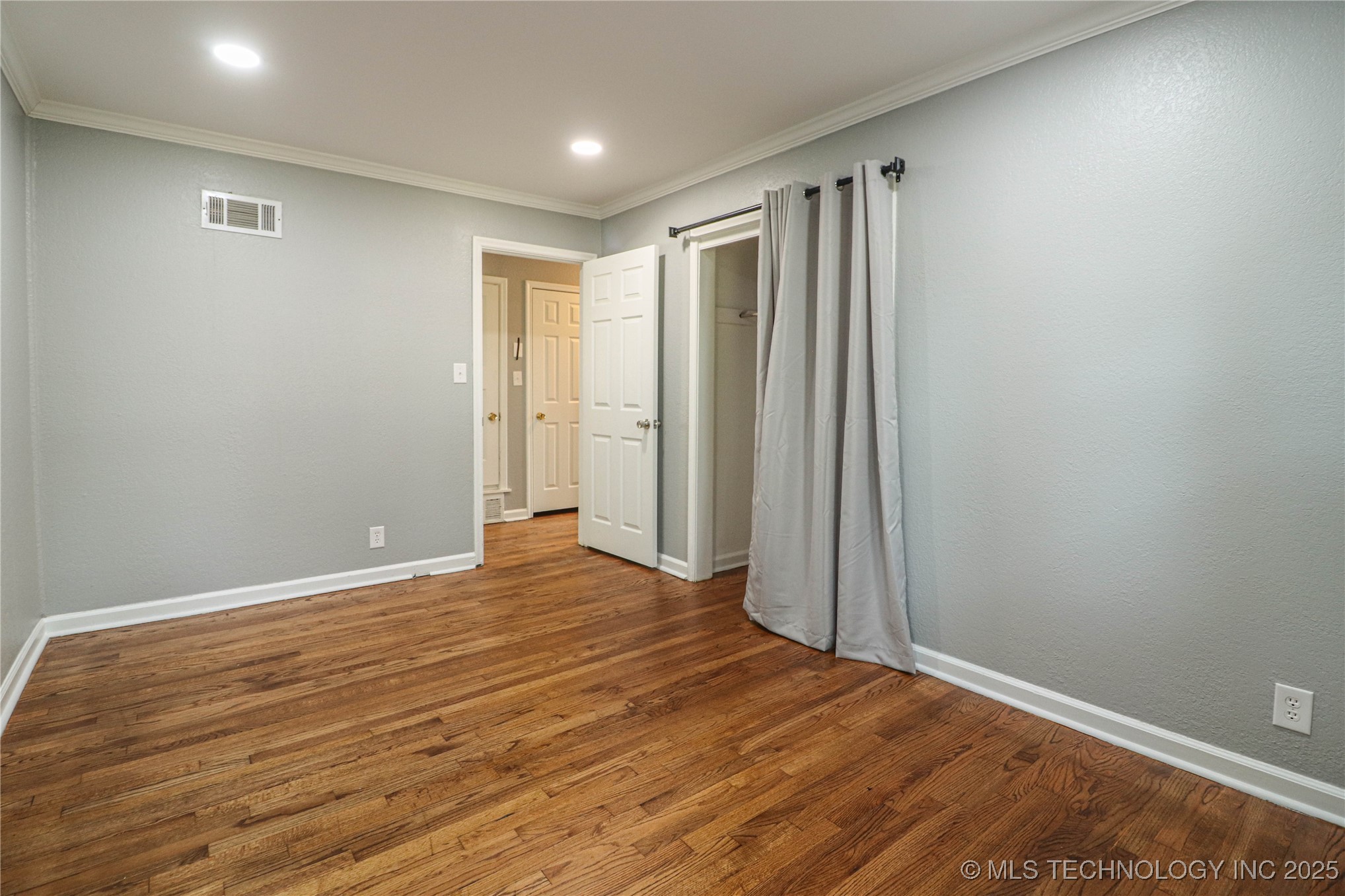 2642 S Oswego Place Property Photo 10