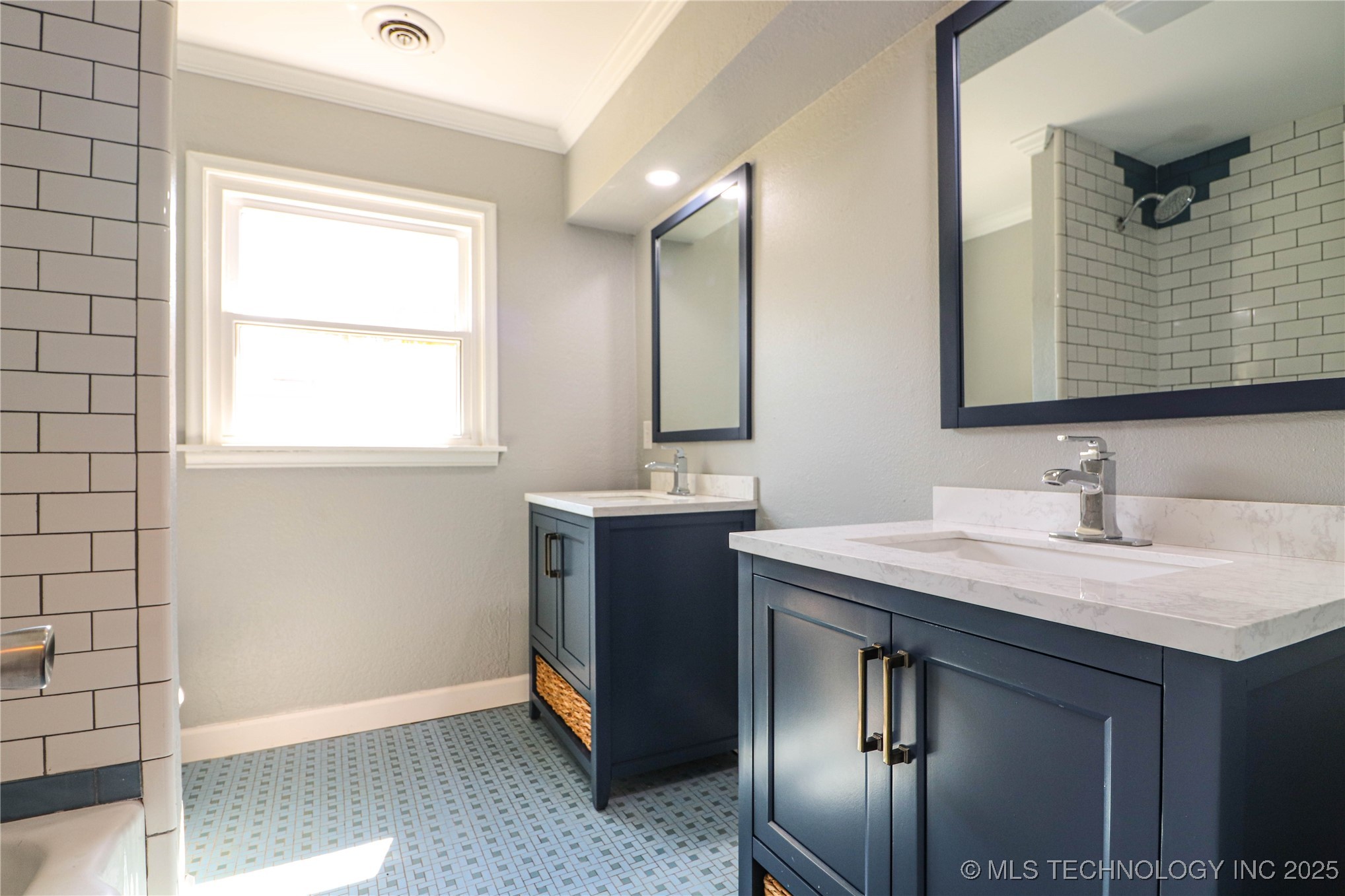 2642 S Oswego Place Property Photo 13