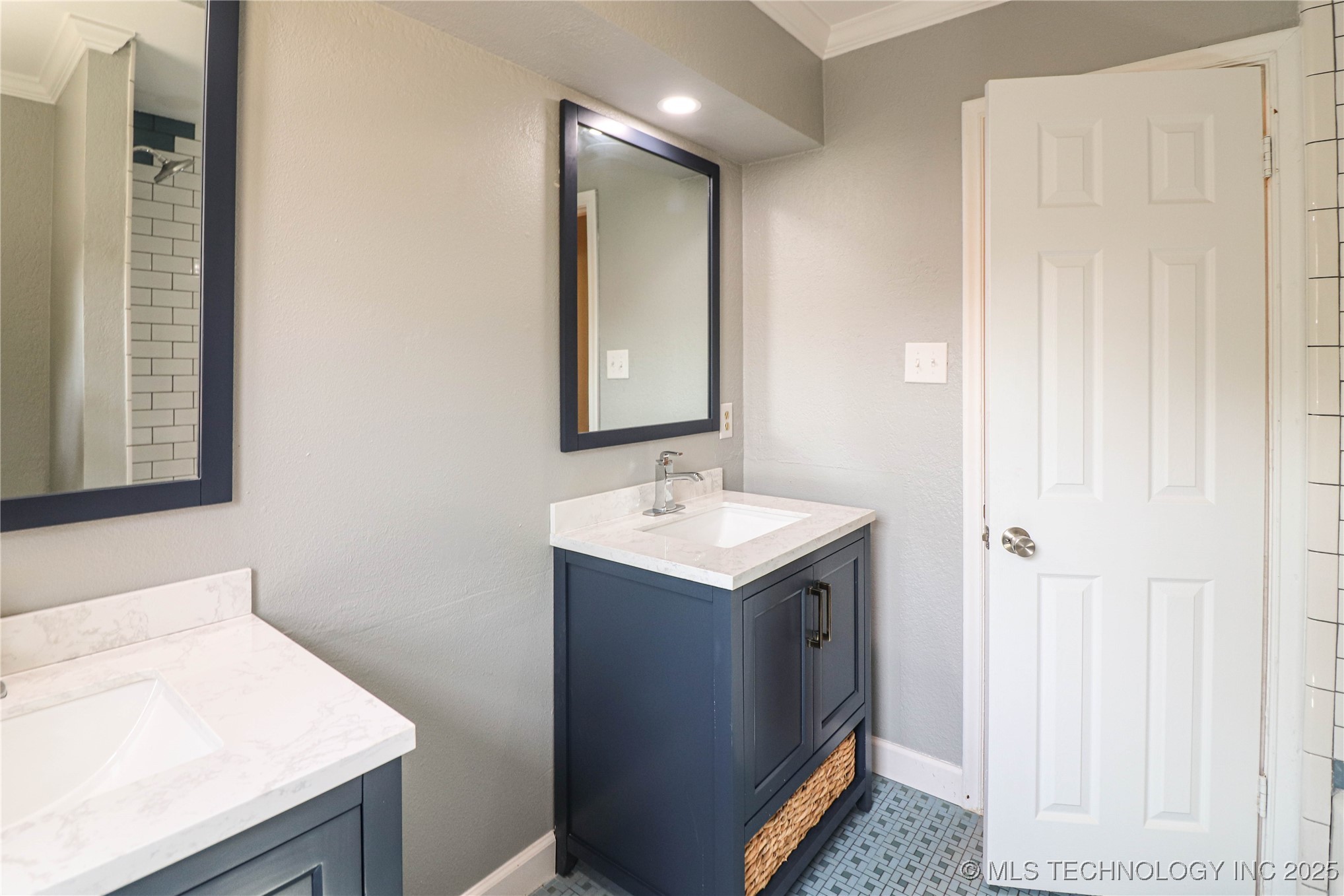 2642 S Oswego Place Property Photo 15