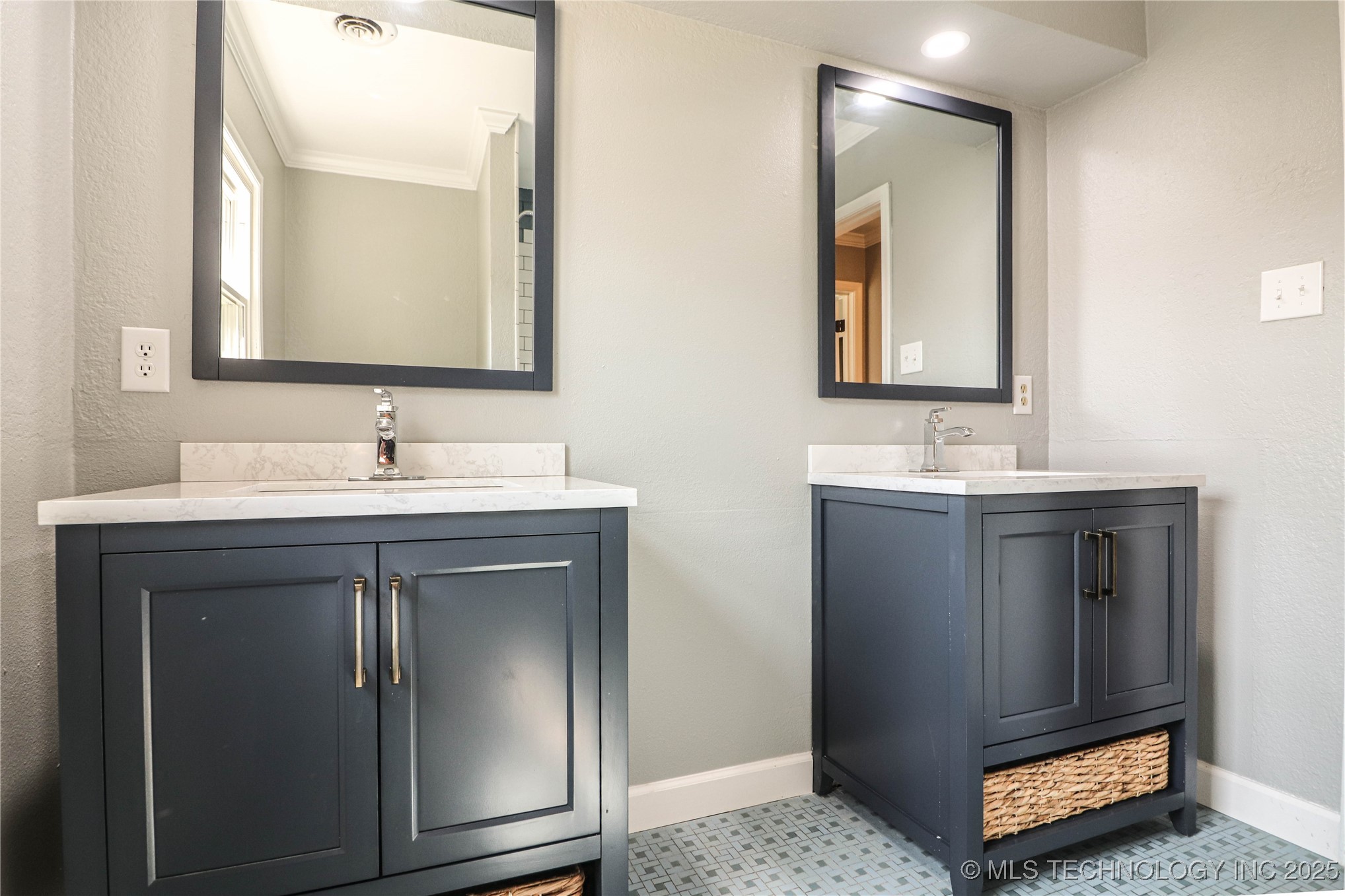 2642 S Oswego Place Property Photo 16