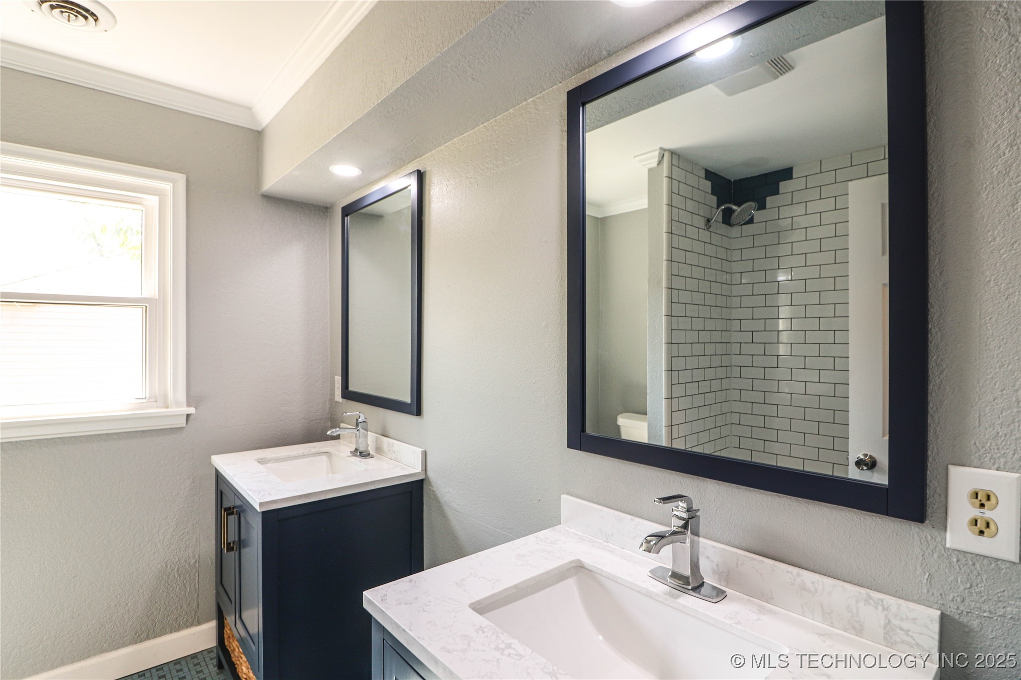 2642 S Oswego Place Property Photo 17