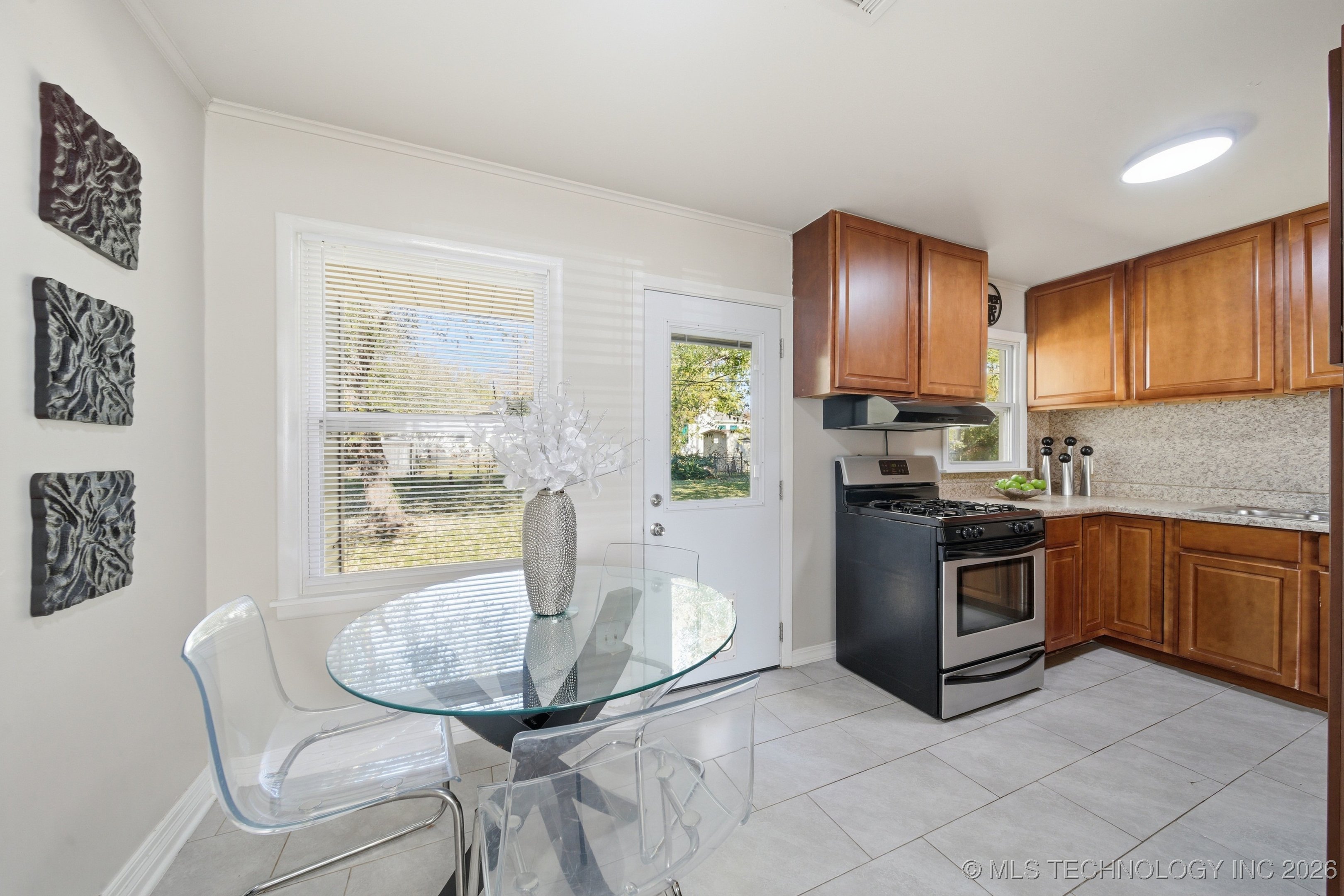 105 W 5th Street Property Photo 7