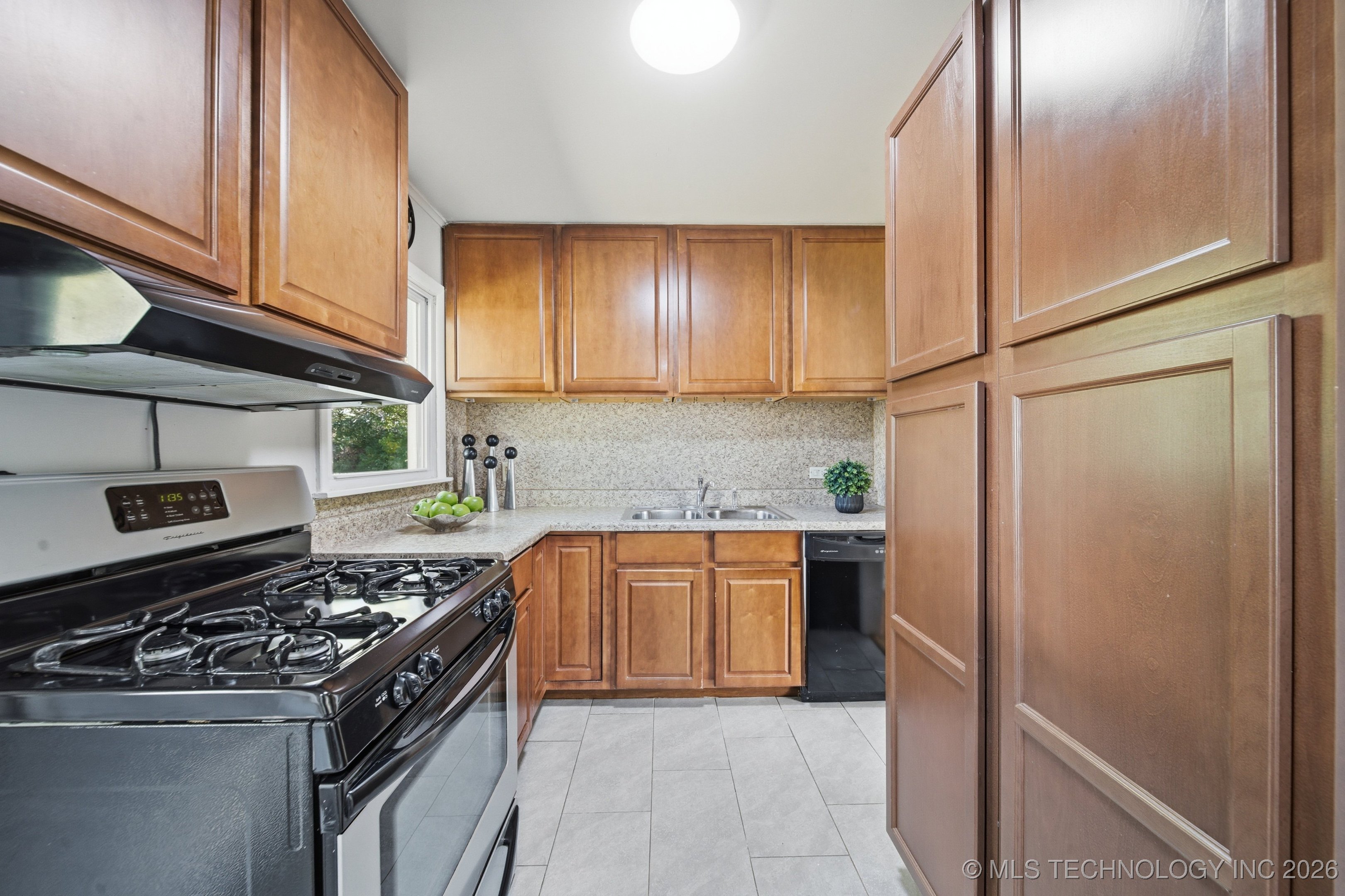 105 W 5th Street Property Photo 8