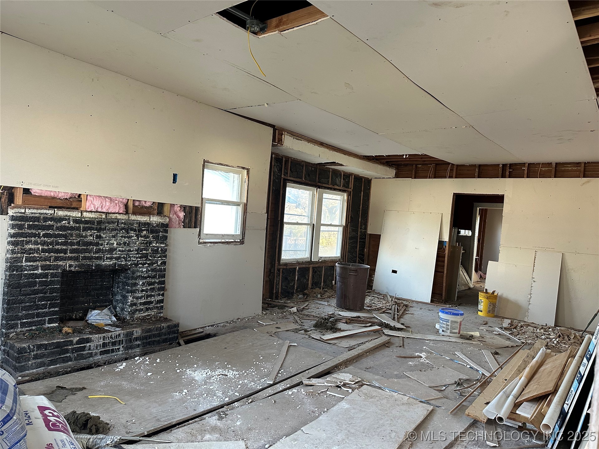 907 S Creek Avenue Property Photo 2