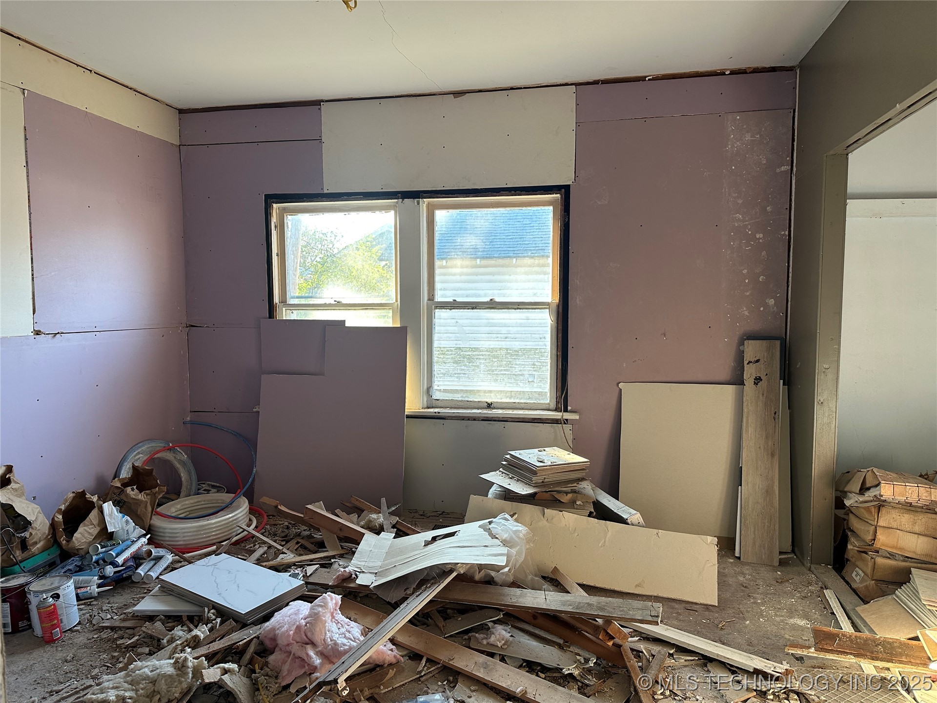 907 S Creek Avenue Property Photo 3