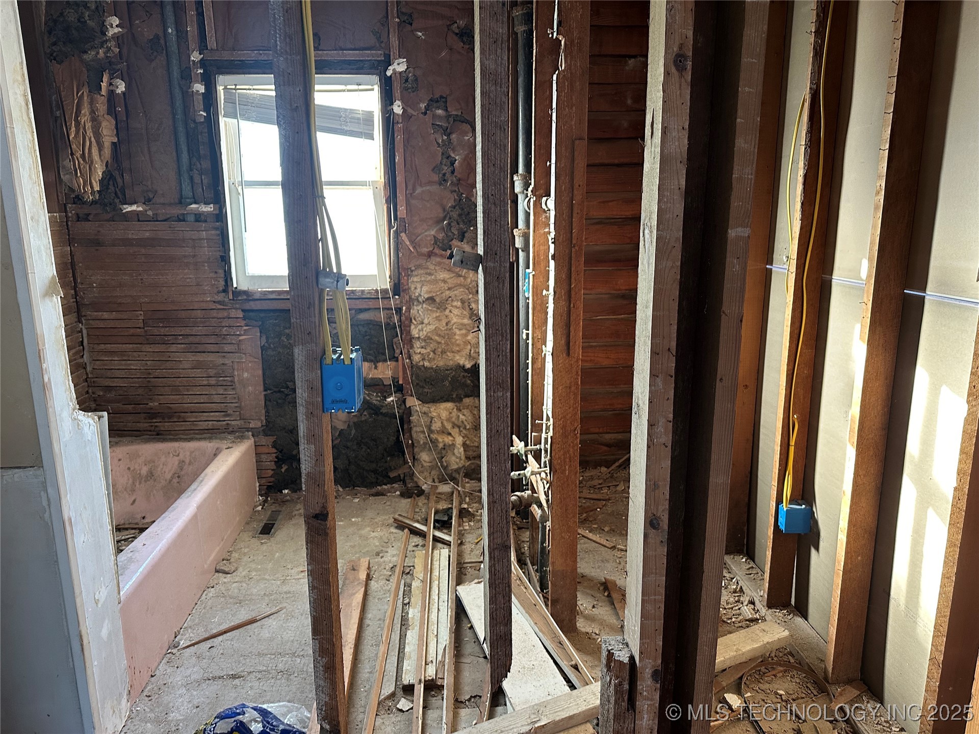 907 S Creek Avenue Property Photo 4