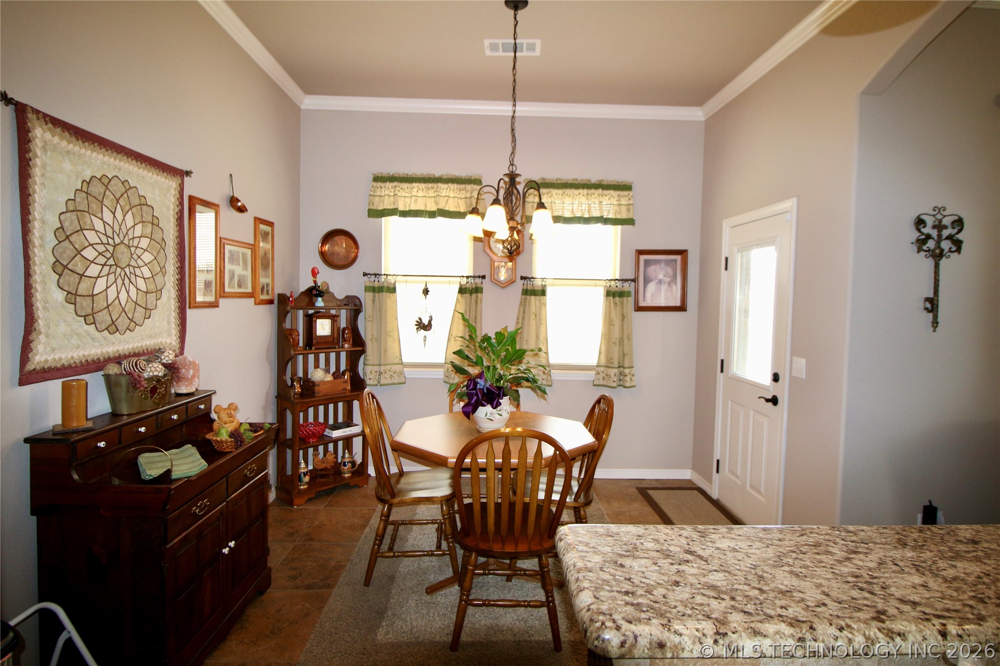 1002 Springfield Court Property Photo 10