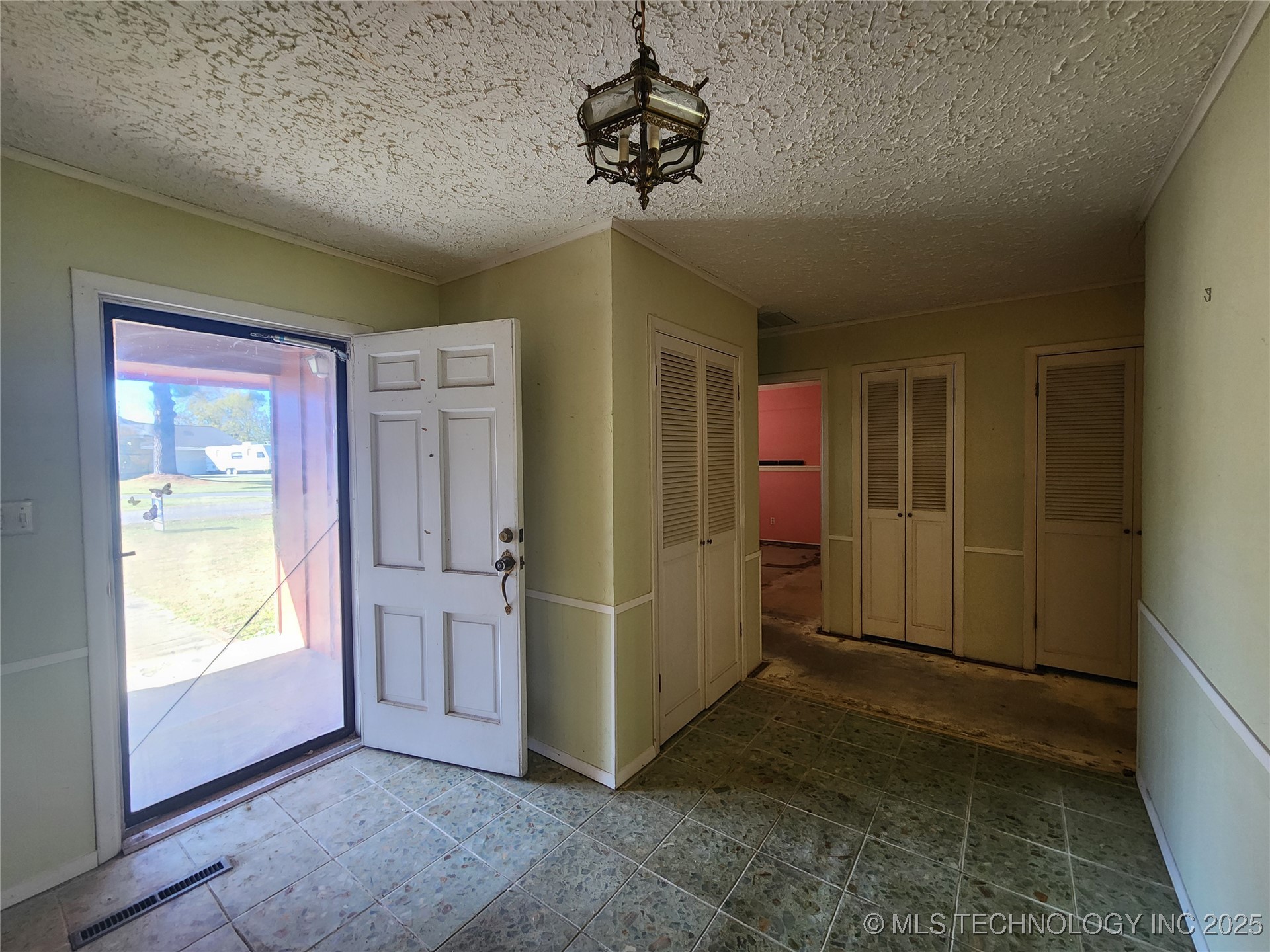 1672 S Velma Avenue Property Photo 19