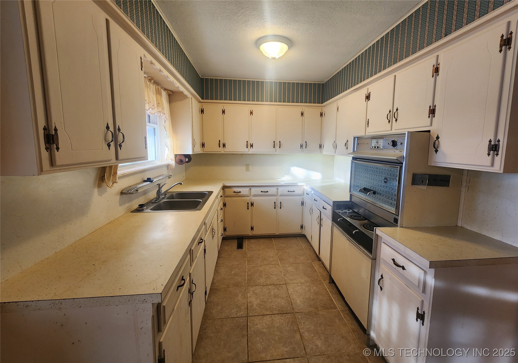 1672 S Velma Avenue Property Photo 24