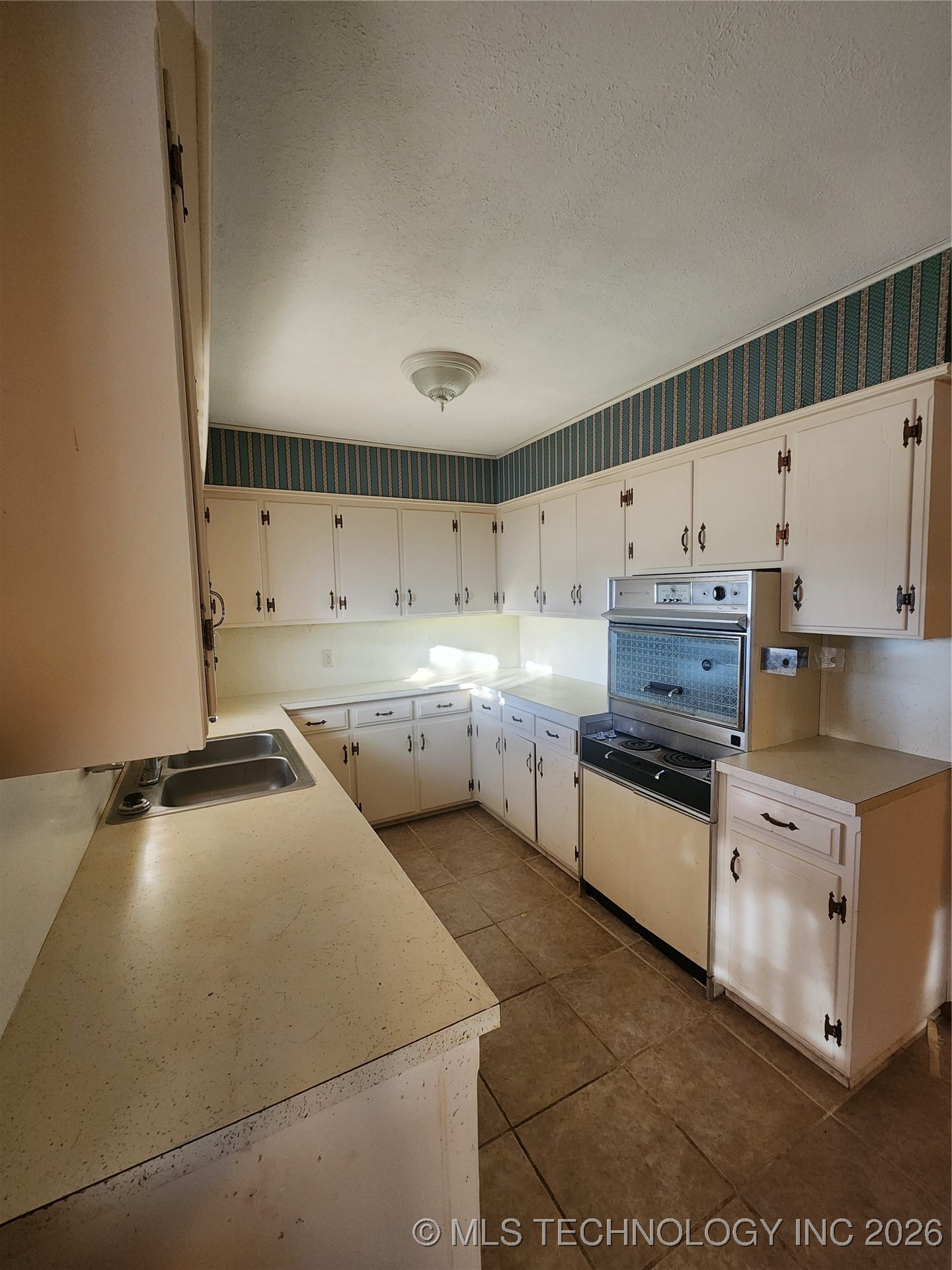 1672 S Velma Avenue Property Photo 25