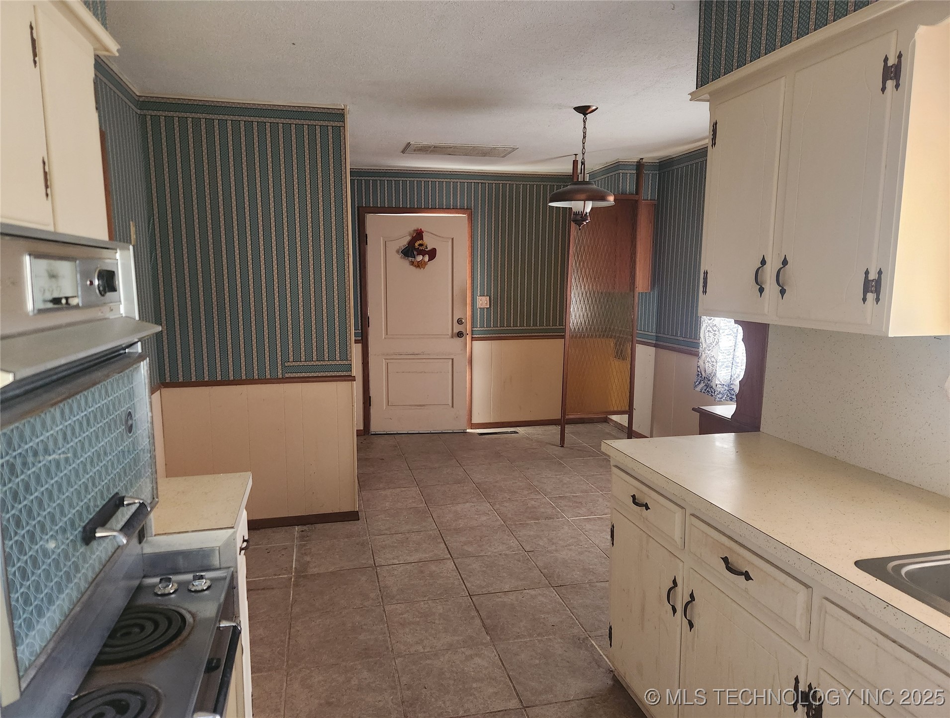 1672 S Velma Avenue Property Photo 27