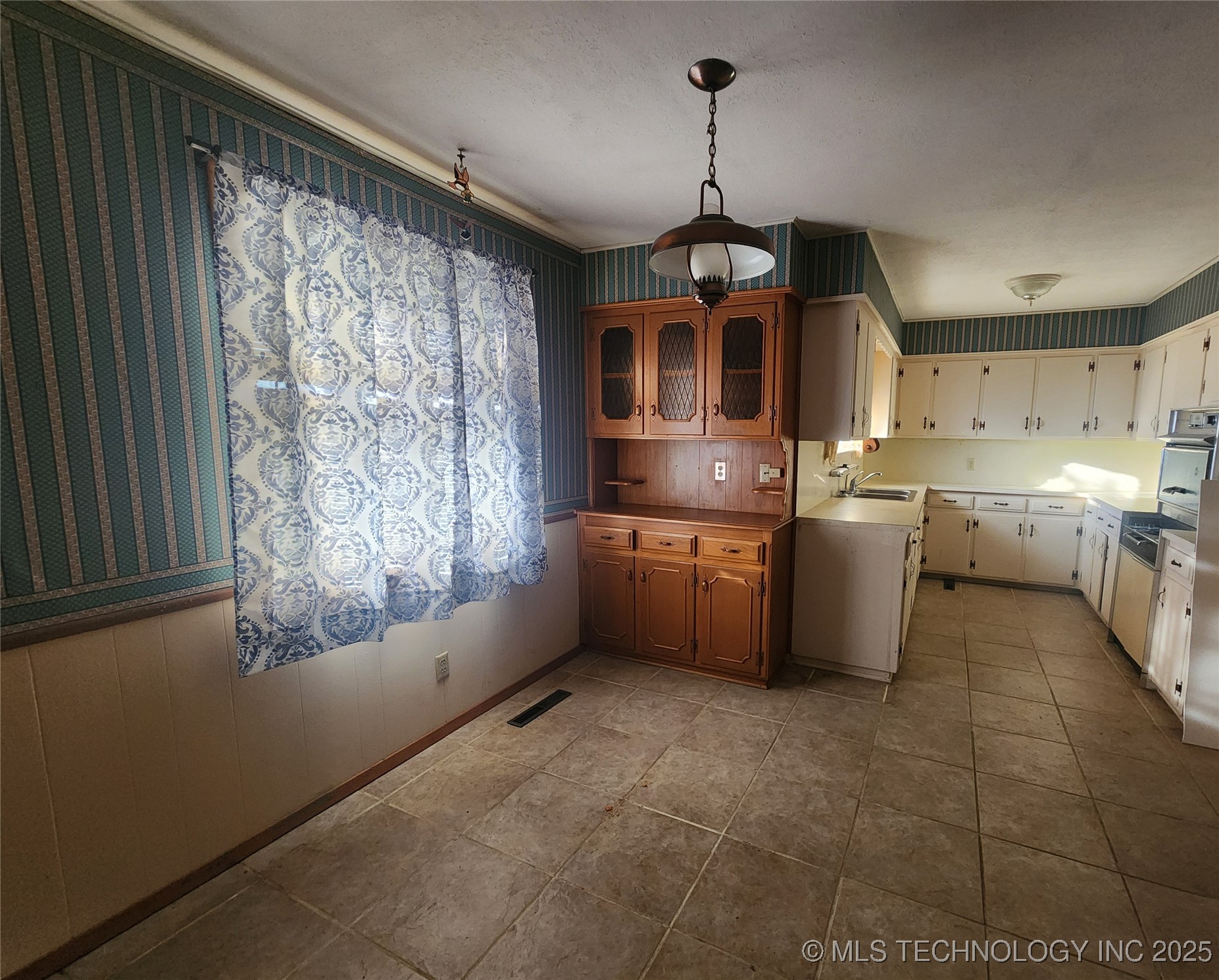 1672 S Velma Avenue Property Photo 31