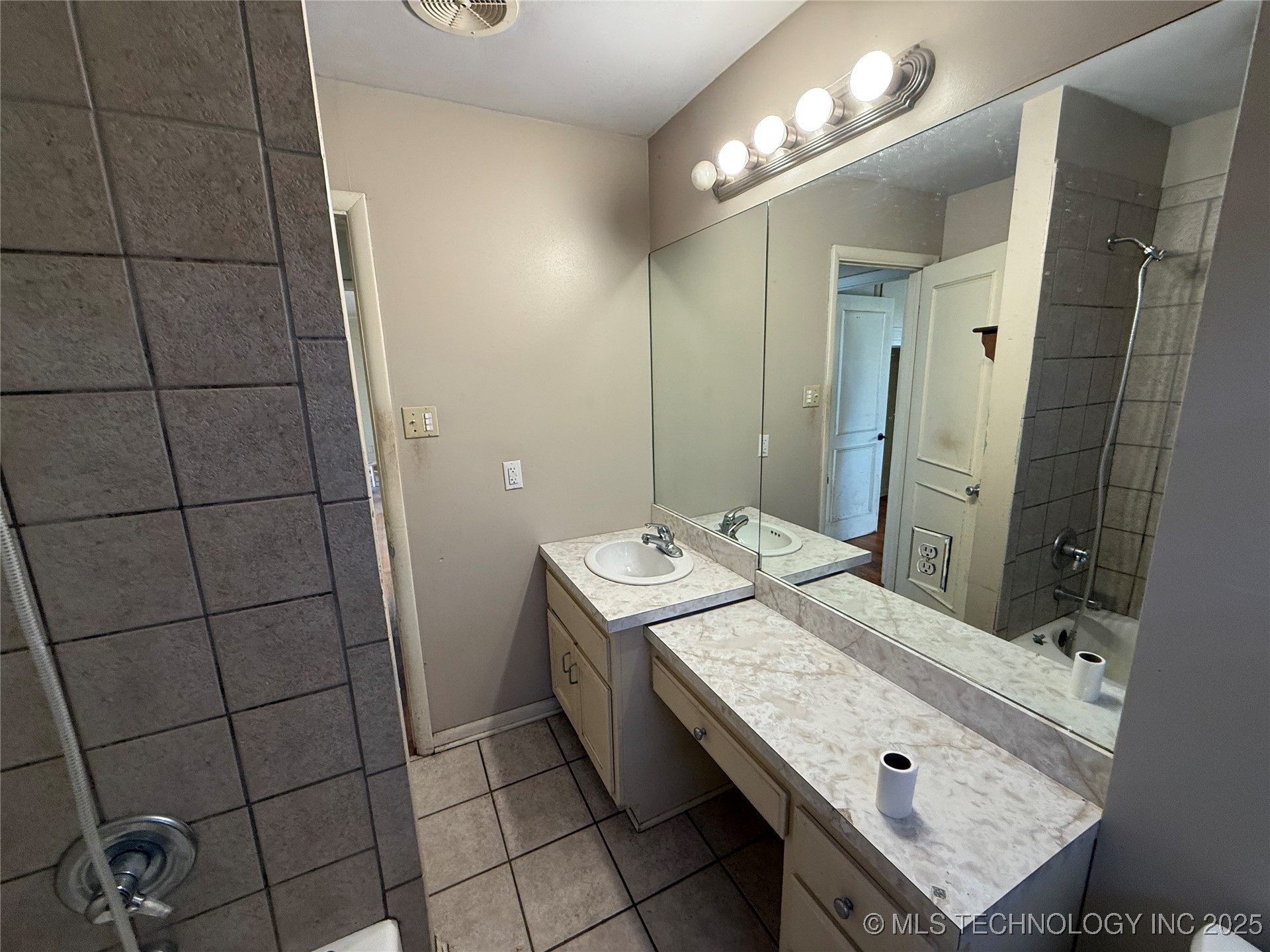 2405 Dayton Property Photo 2