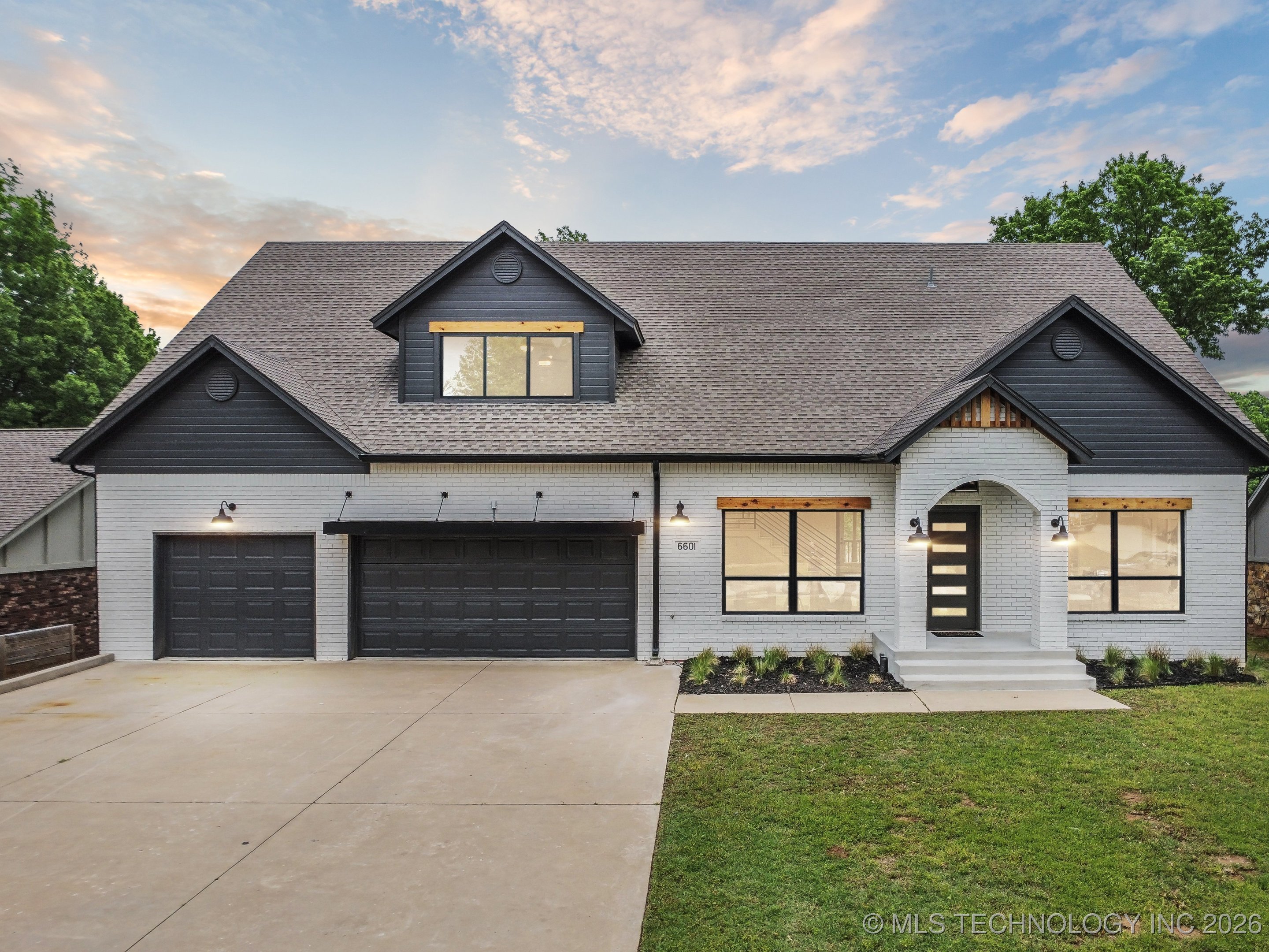 6601 S 5th Avenue Property Photo 1