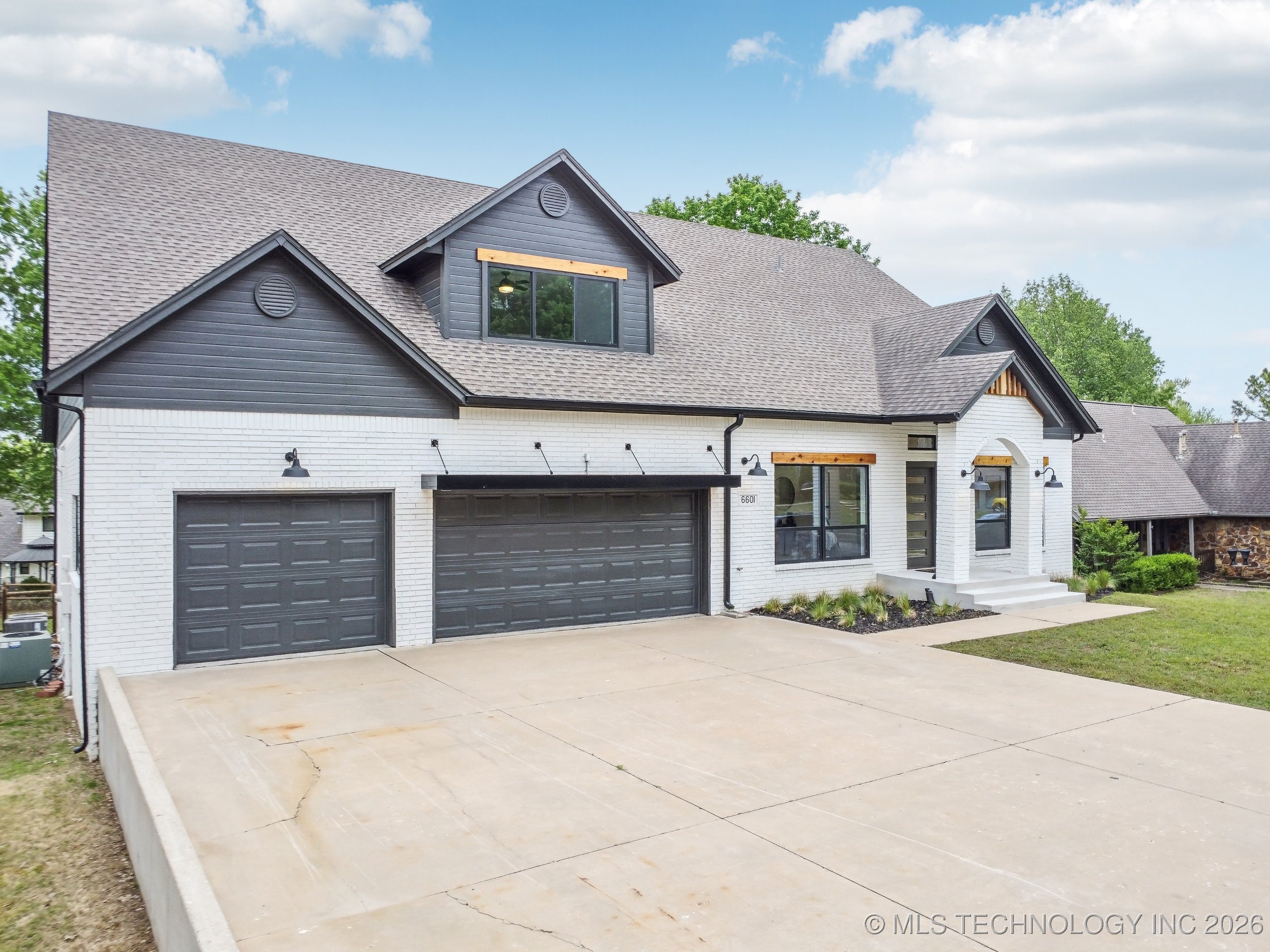 6601 S 5th Avenue Property Photo 2