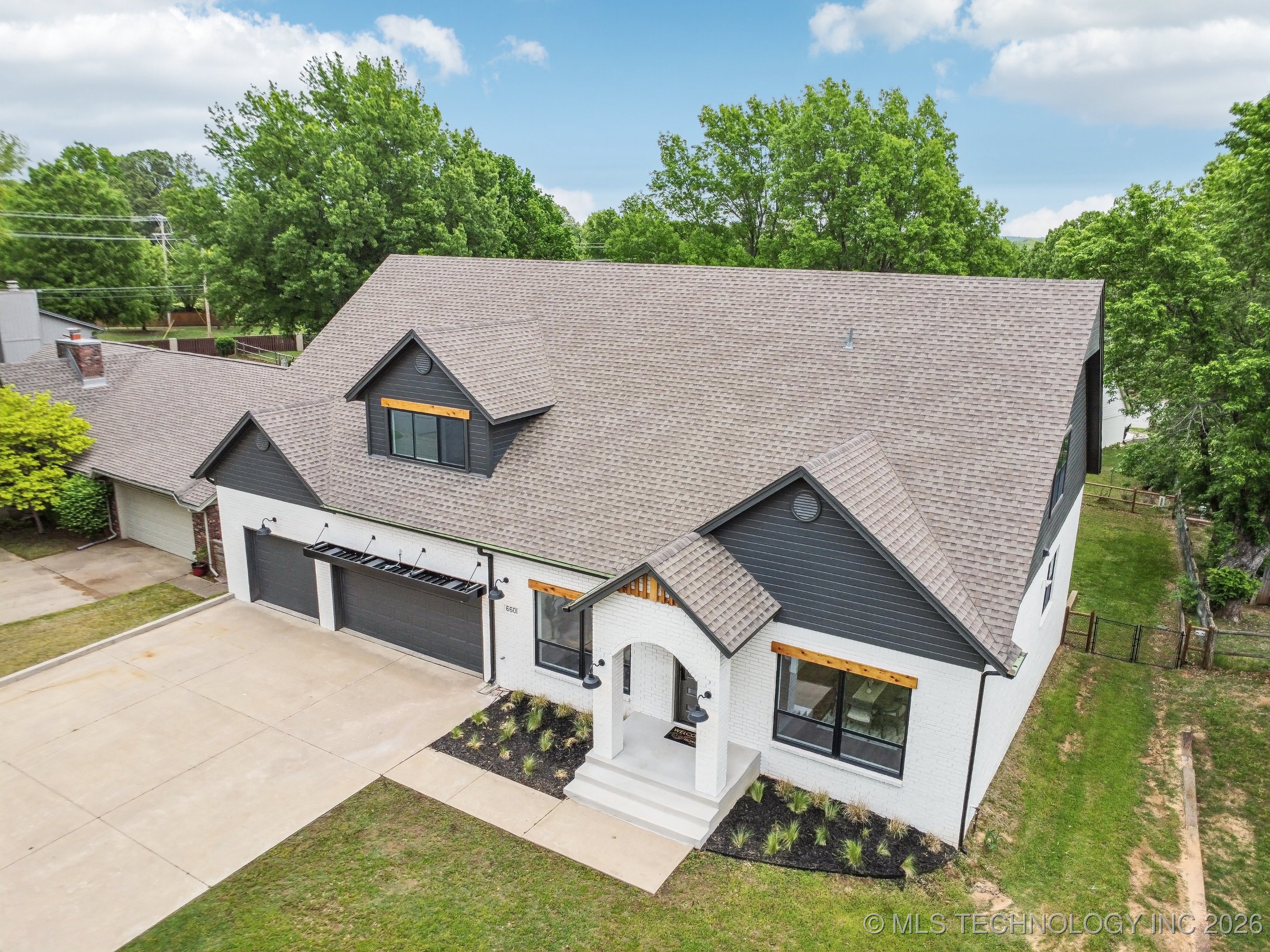 6601 S 5th Avenue Property Photo 3