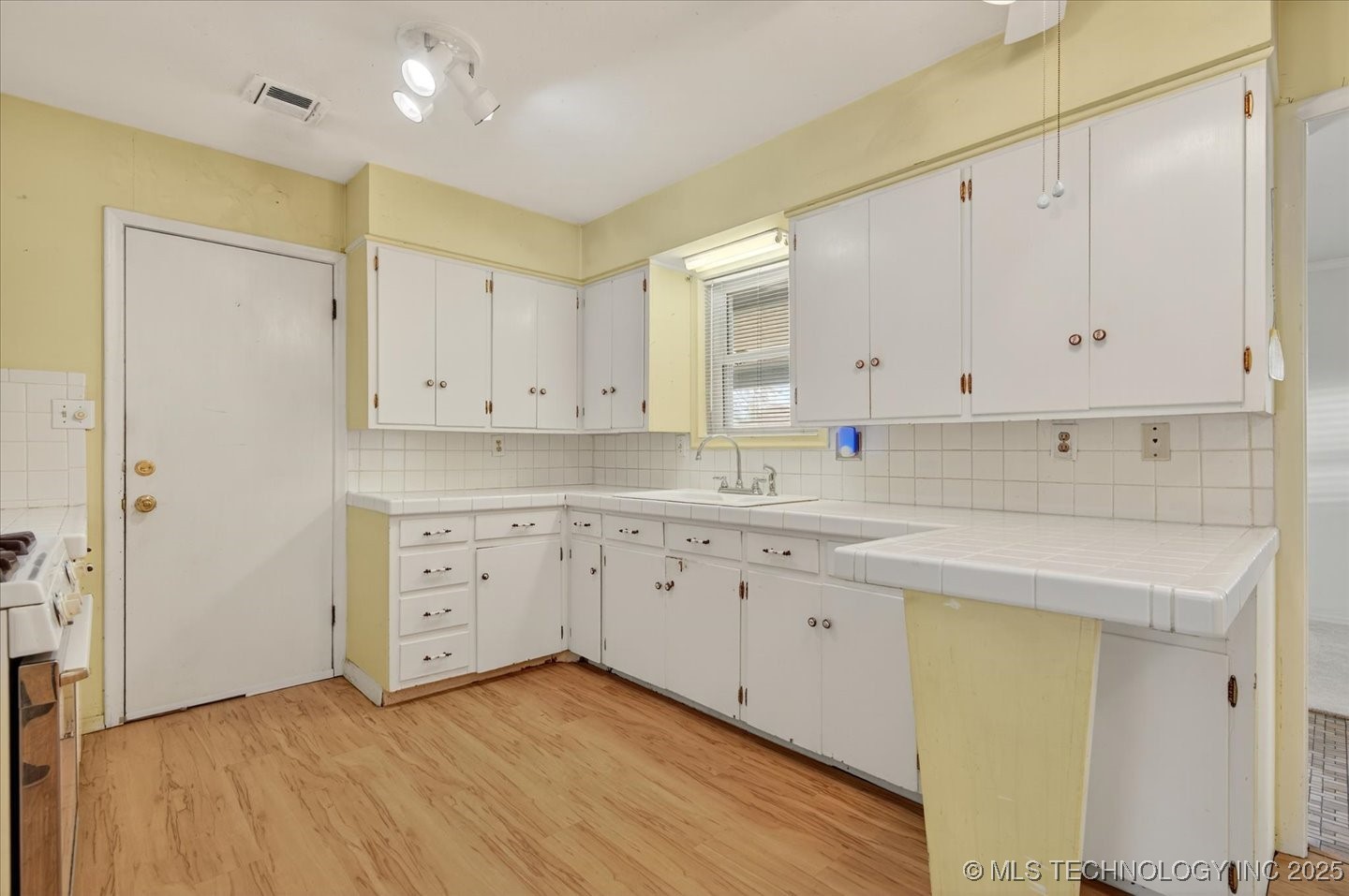 241 Ne Myers Avenue Property Photo 9