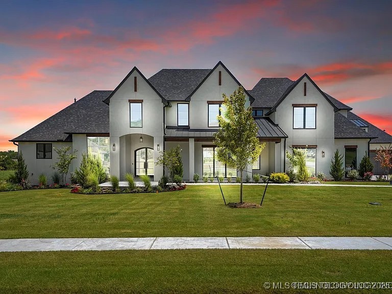 15419 S 27th East Avenue Property Photo 2