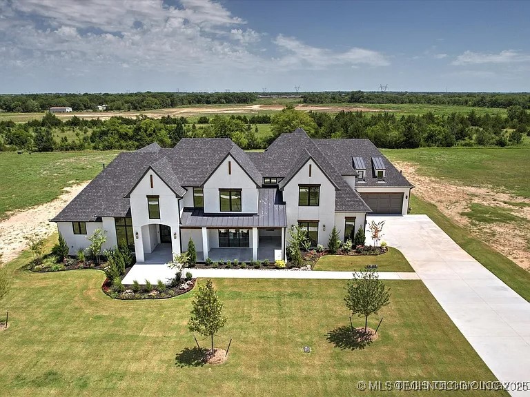 15419 S 27th East Avenue Property Photo 3