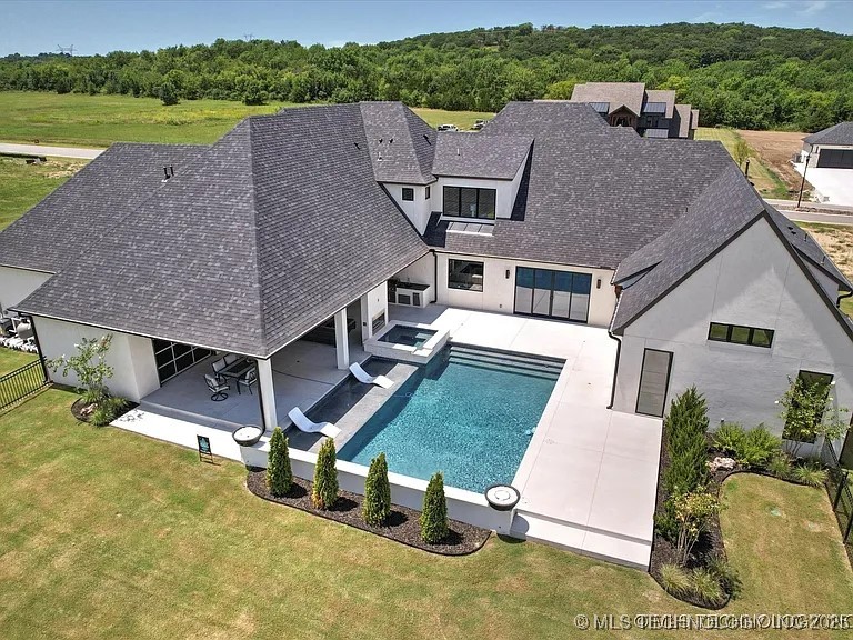 15419 S 27th East Avenue Property Photo 4