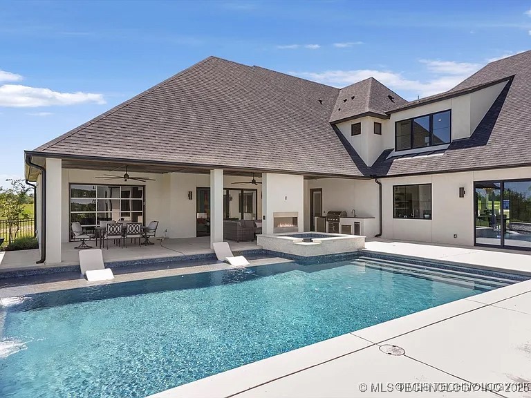 15419 S 27th East Avenue Property Photo 5