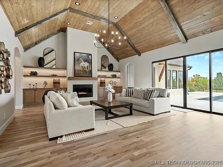 15419 S 27th East Avenue Property Photo 7