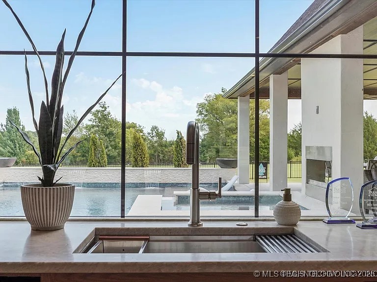 15419 S 27th East Avenue Property Photo 17