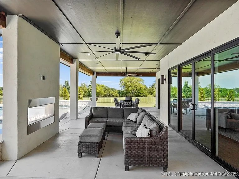 15419 S 27th East Avenue Property Photo 41