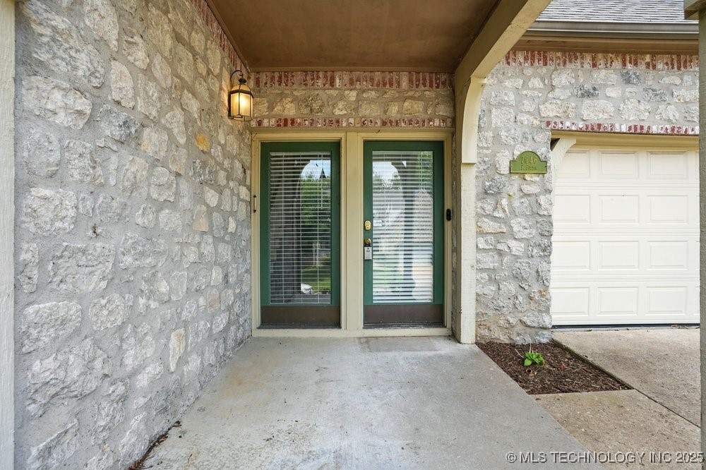 7646 S Fulton Avenue Property Photo 9