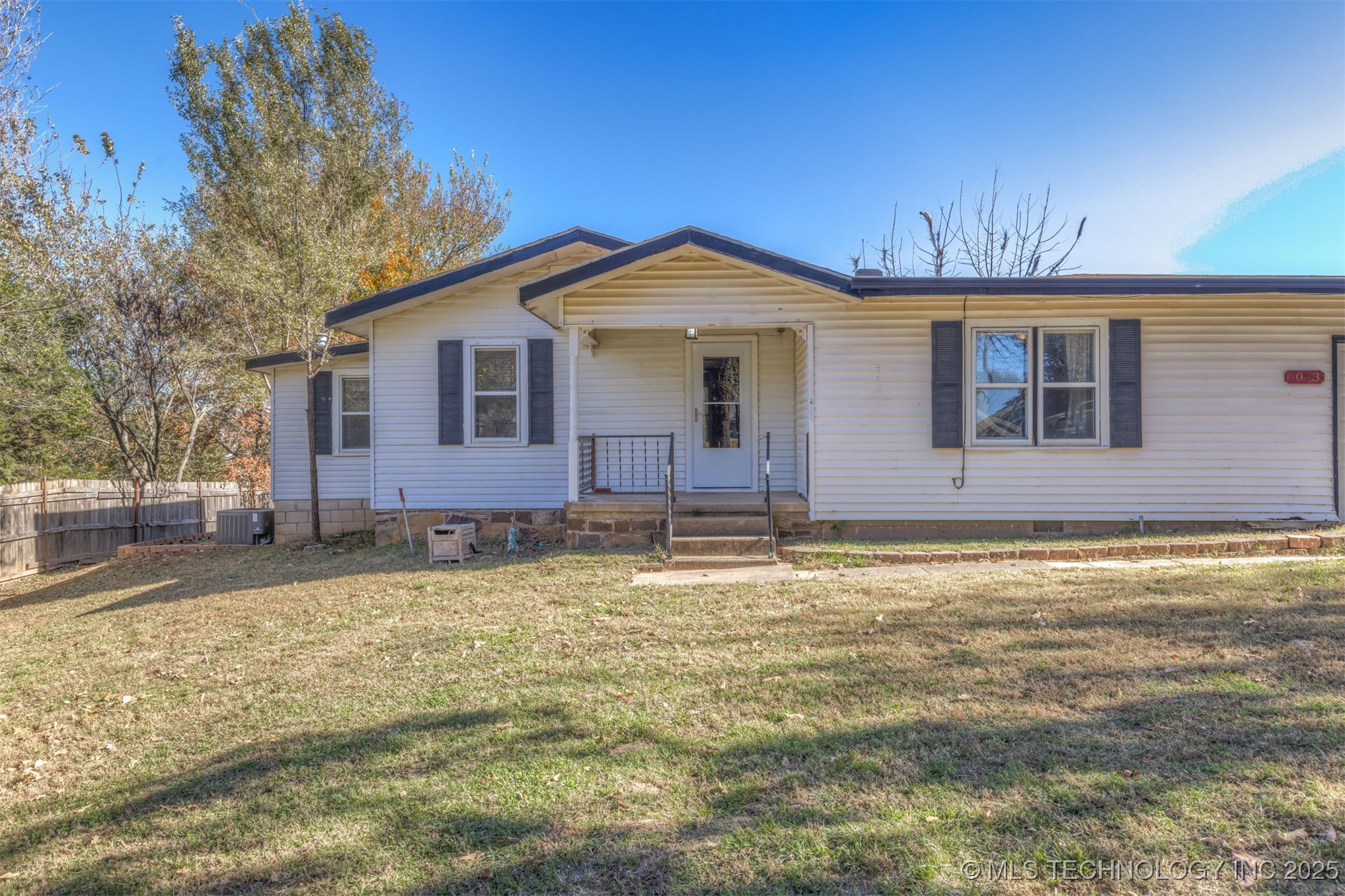 1043 N Valley Drive Property Photo 8