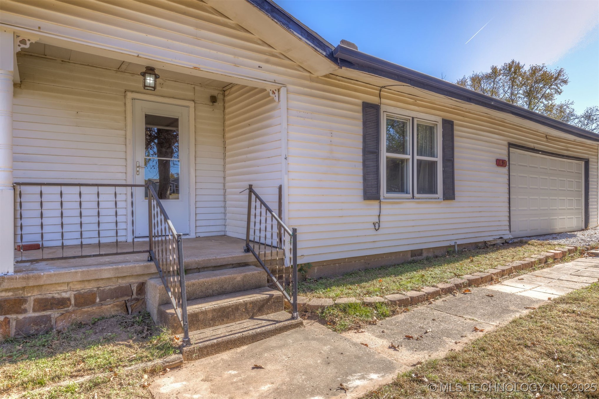 1043 N Valley Drive Property Photo 10