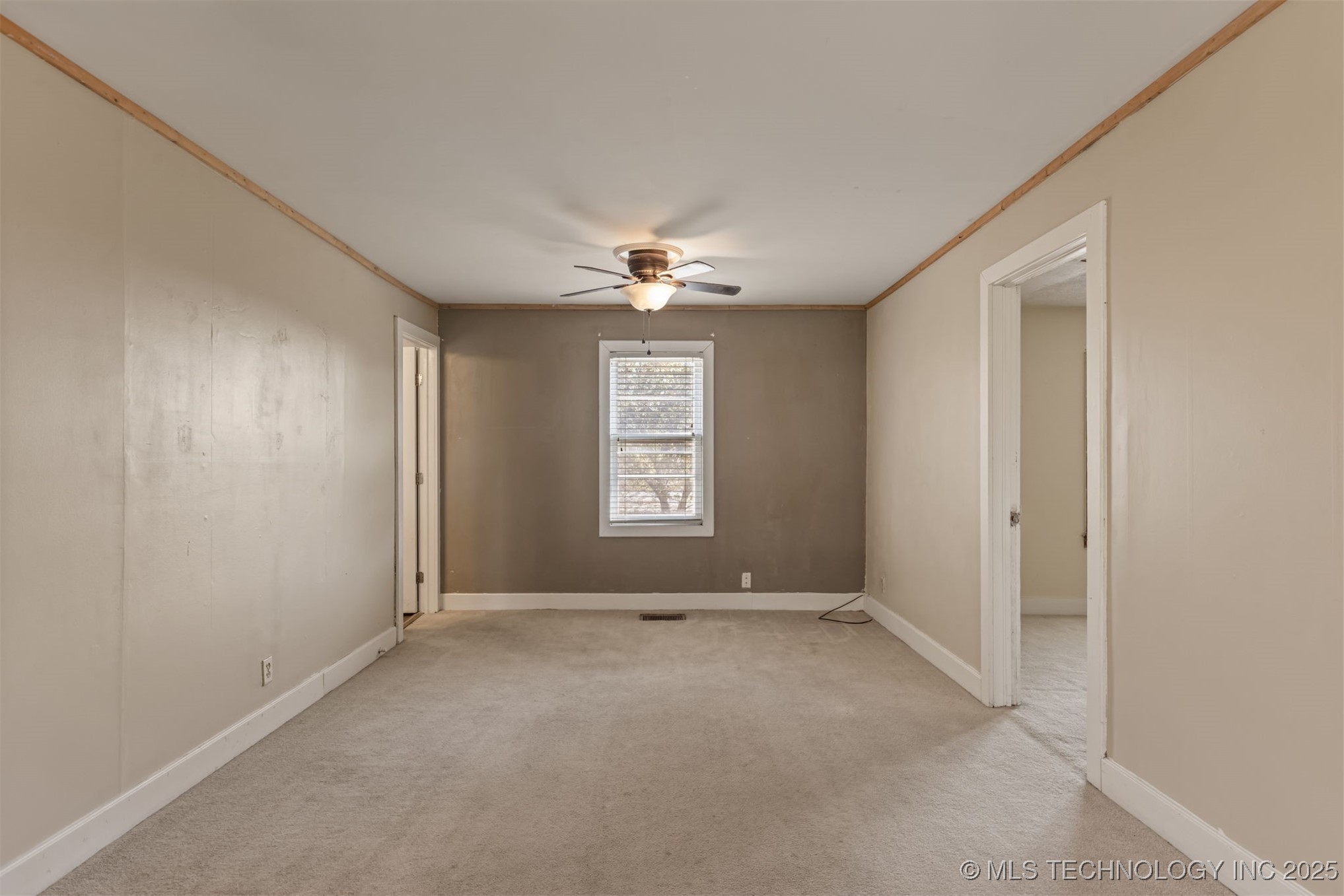 1043 N Valley Drive Property Photo 14