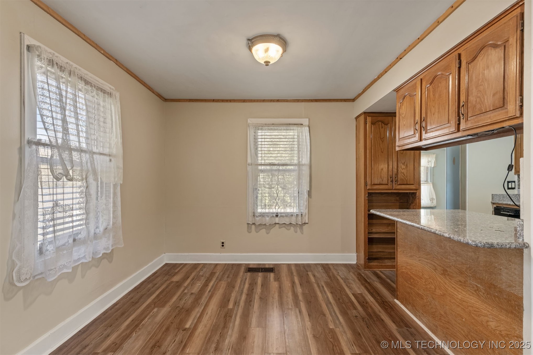 1043 N Valley Drive Property Photo 21