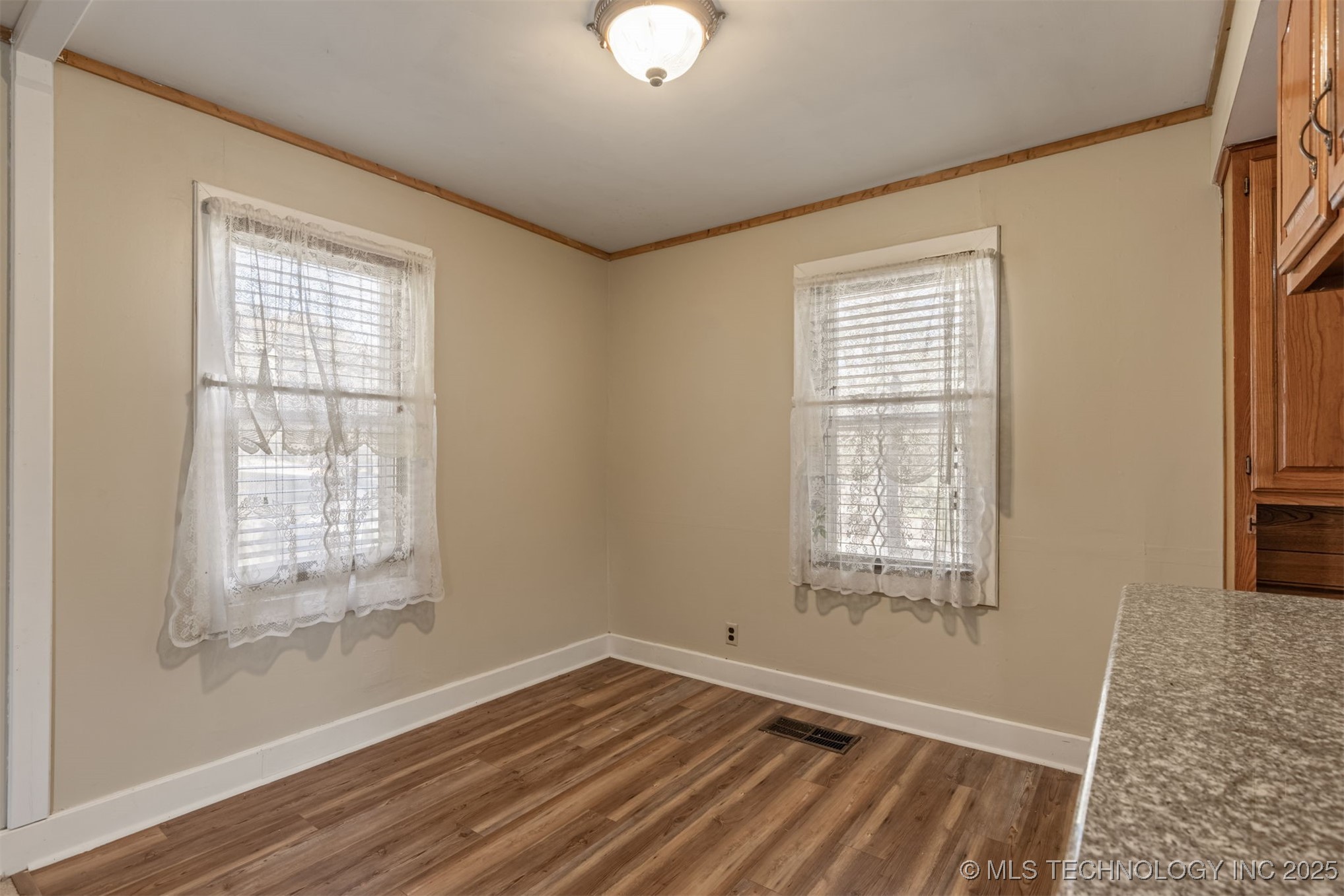 1043 N Valley Drive Property Photo 22