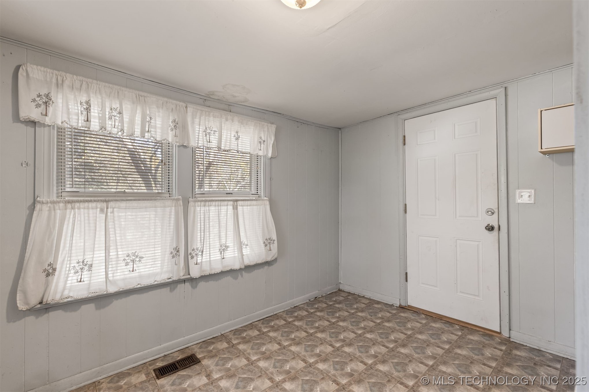 1043 N Valley Drive Property Photo 35